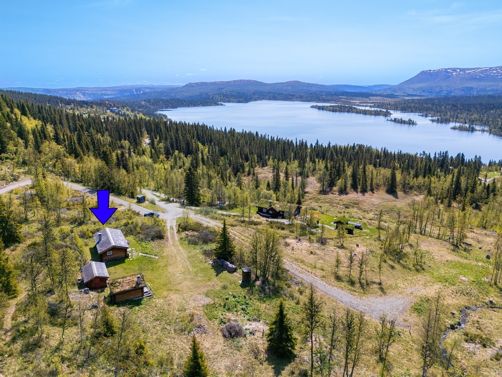 Fefor er omgitt av flott fjellandskap, og fra eiendommen er det vakker utsikt mot Feforvatnet. Galleribilde