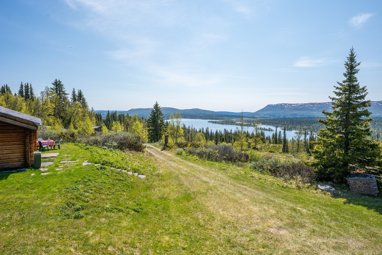 Uteområdet - Mye boltreplass for både liten og stor. Galleribilde