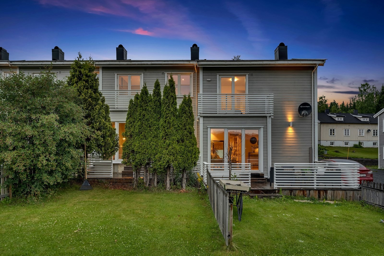 Markterrasse utenfor stuen med direkte tilgang på plenområde. Galleribilde