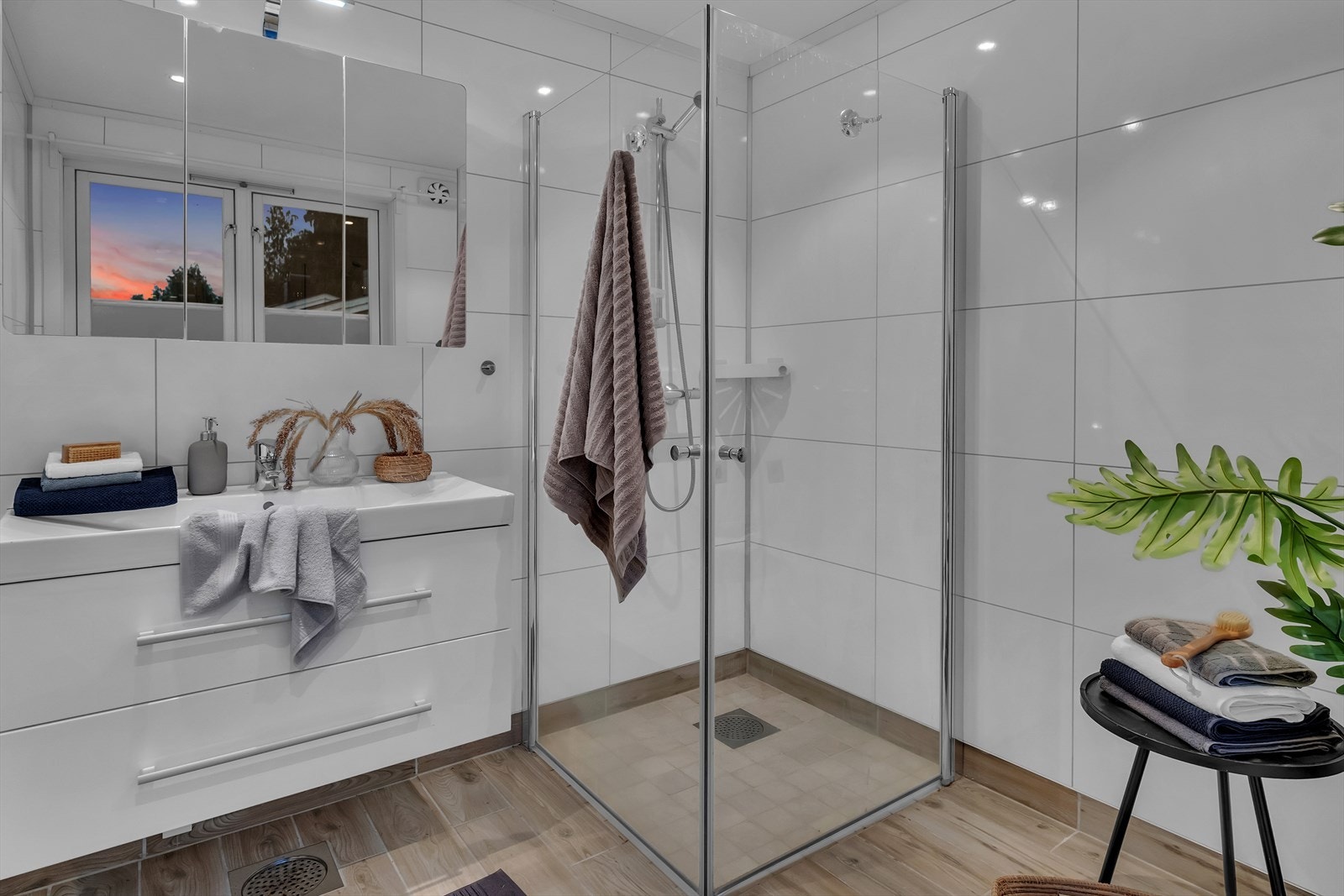 Delikat baderom med flislagt gulv og våtromsplater på vegg. Galleribilde