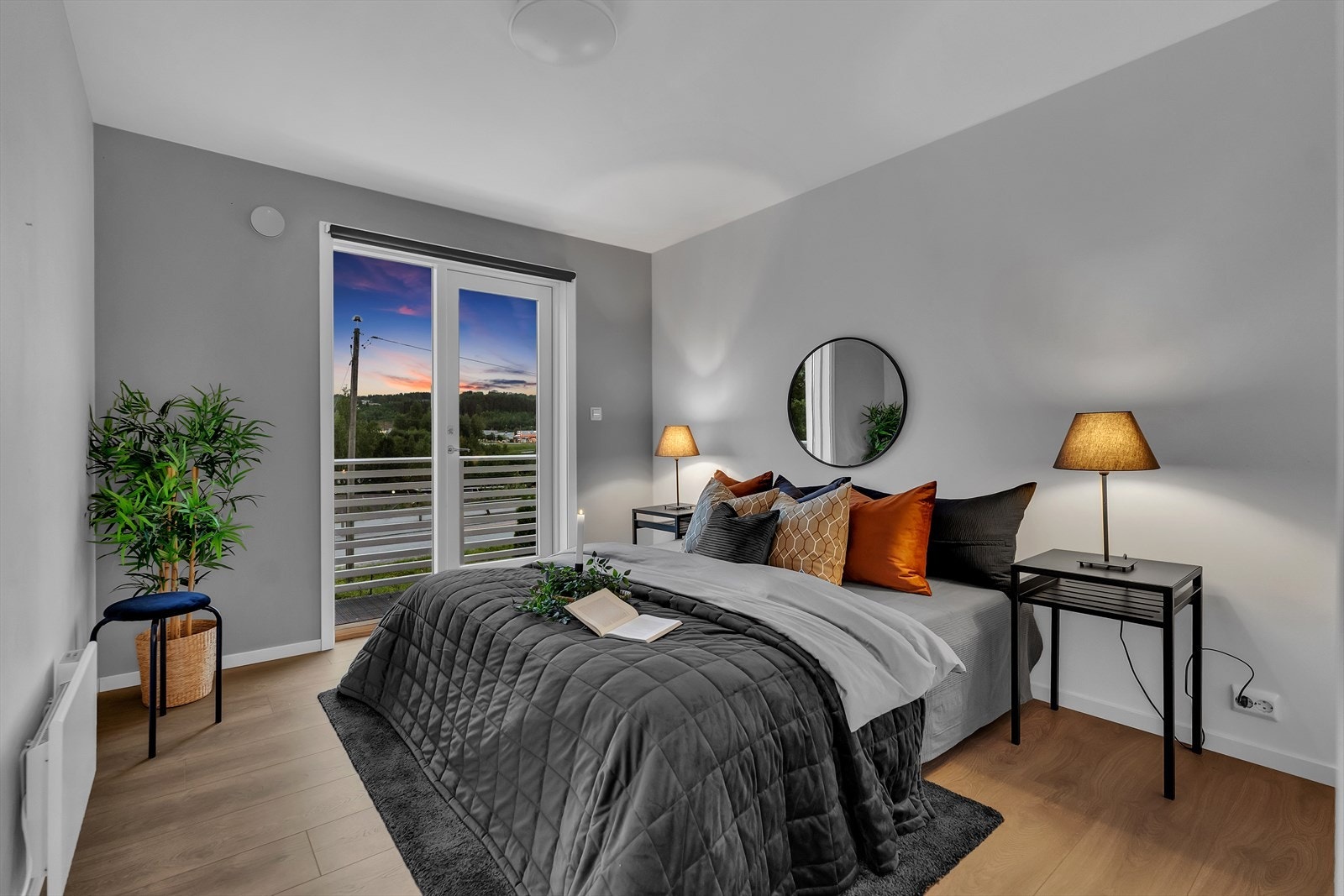 Hovedsoverom med utgang til balkong - God plass til dobbeltseng og tilhørende møblement. Galleribilde