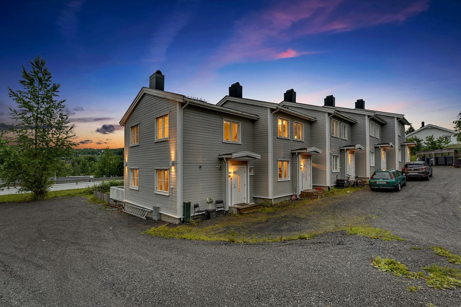 Enderekkehus med parkering rett utenfor døren, velholdt standard og sentral beliggenhet. Galleribilde