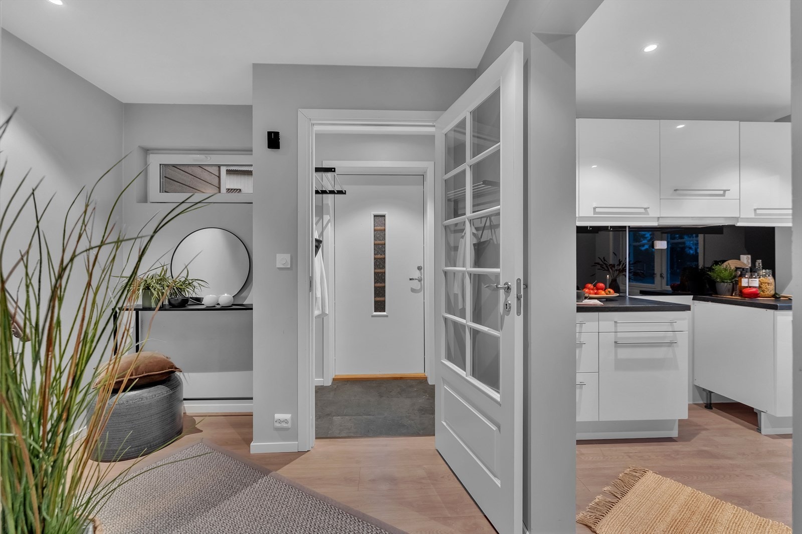 Velkommen inn - I første etasje har man også et vindfang med avheng og gang med plass til ønsket garderobe. Galleribilde