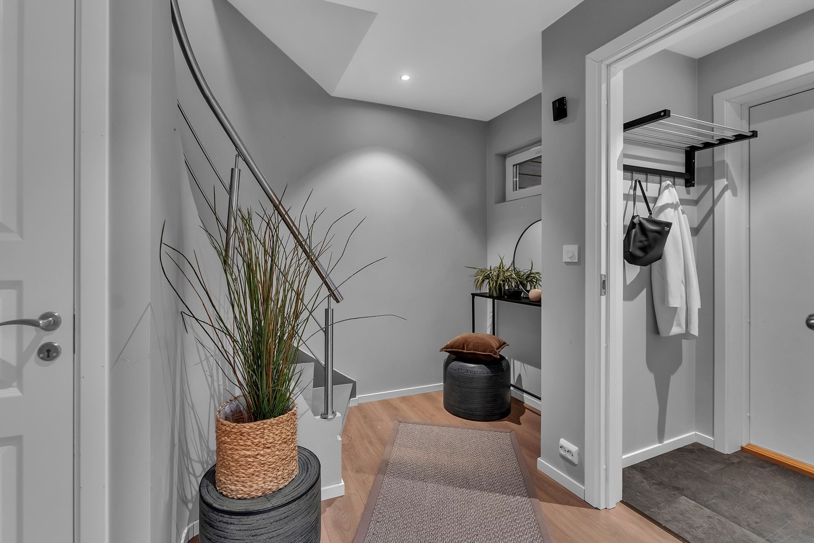 Trapperom mot 2. etasje og dør til kjeller. Galleribilde