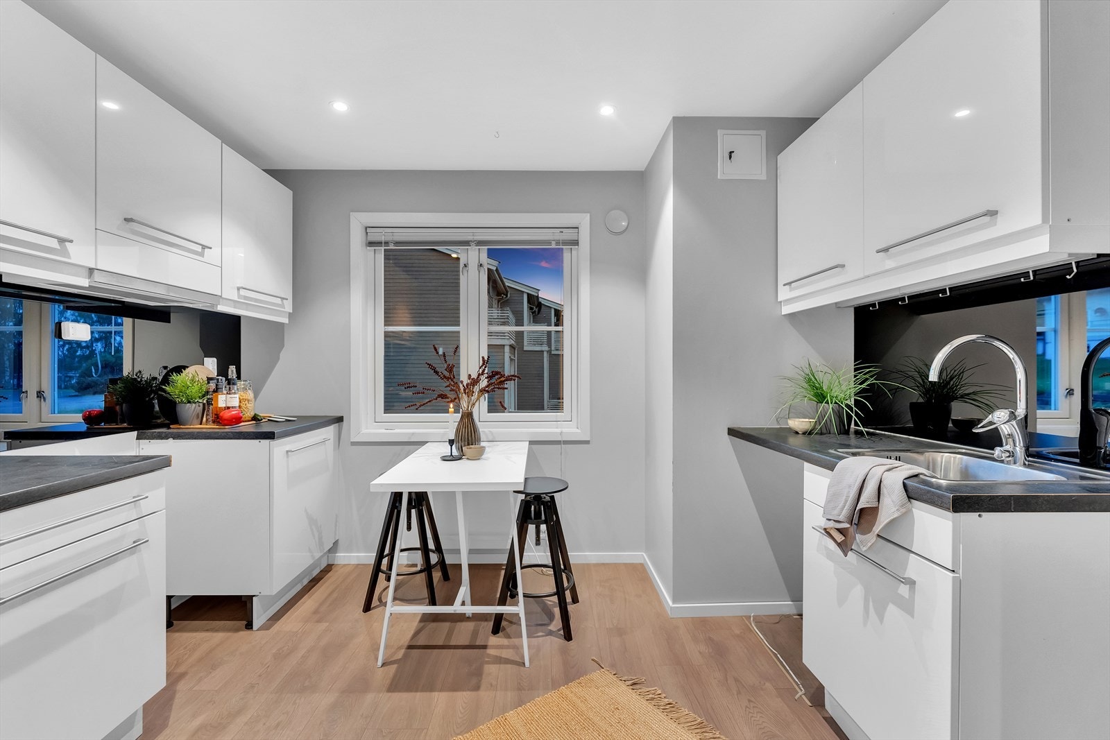 Kjøkken i eget rom med god skap- og benkplass. Galleribilde