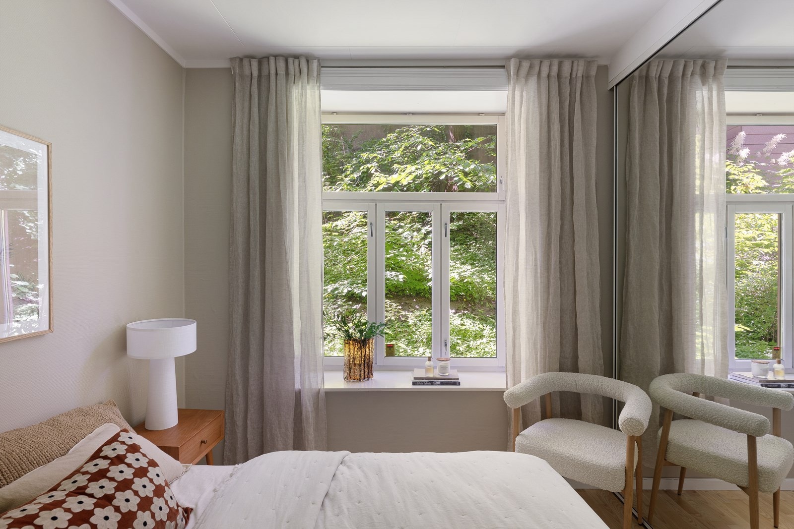 Store vindusflater med brede vinduskarmer og rikelig med naturlig lysinnslipp. Galleribilde