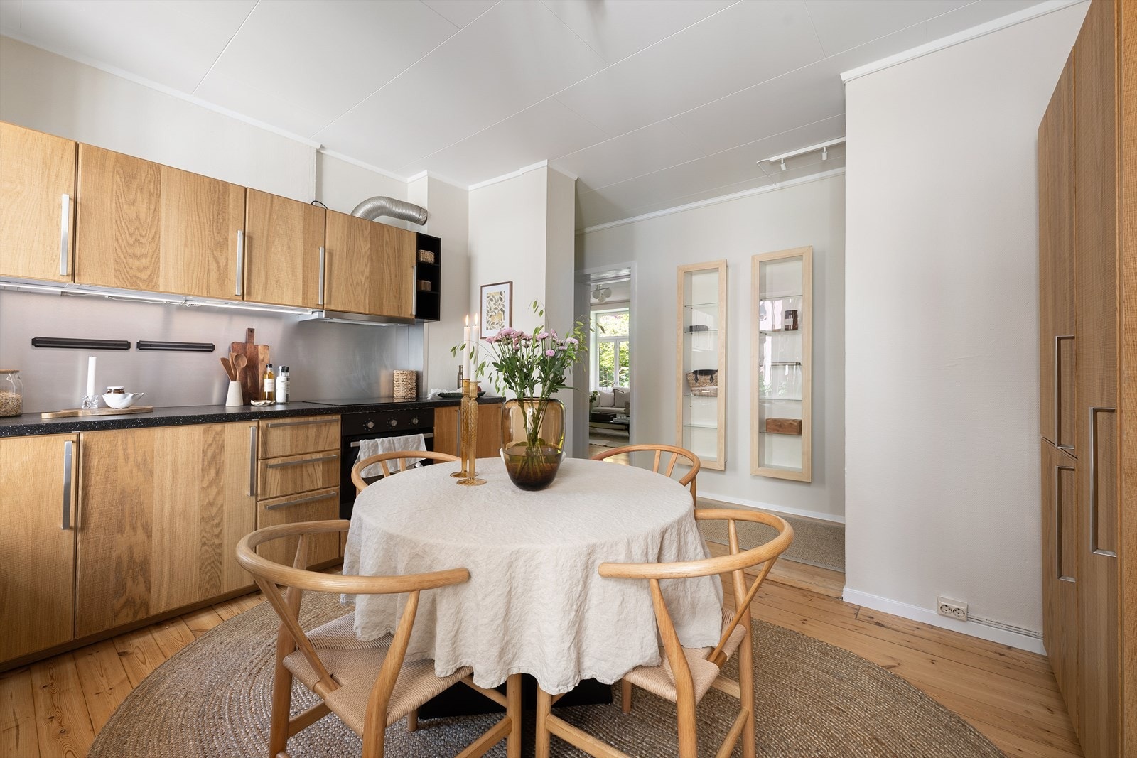 Kjøkkenet er utstyrt med integrerte hvitevarer som kjøl/frys, oppvaskmaskin, stekeovn og induksjonstopp. Galleribilde