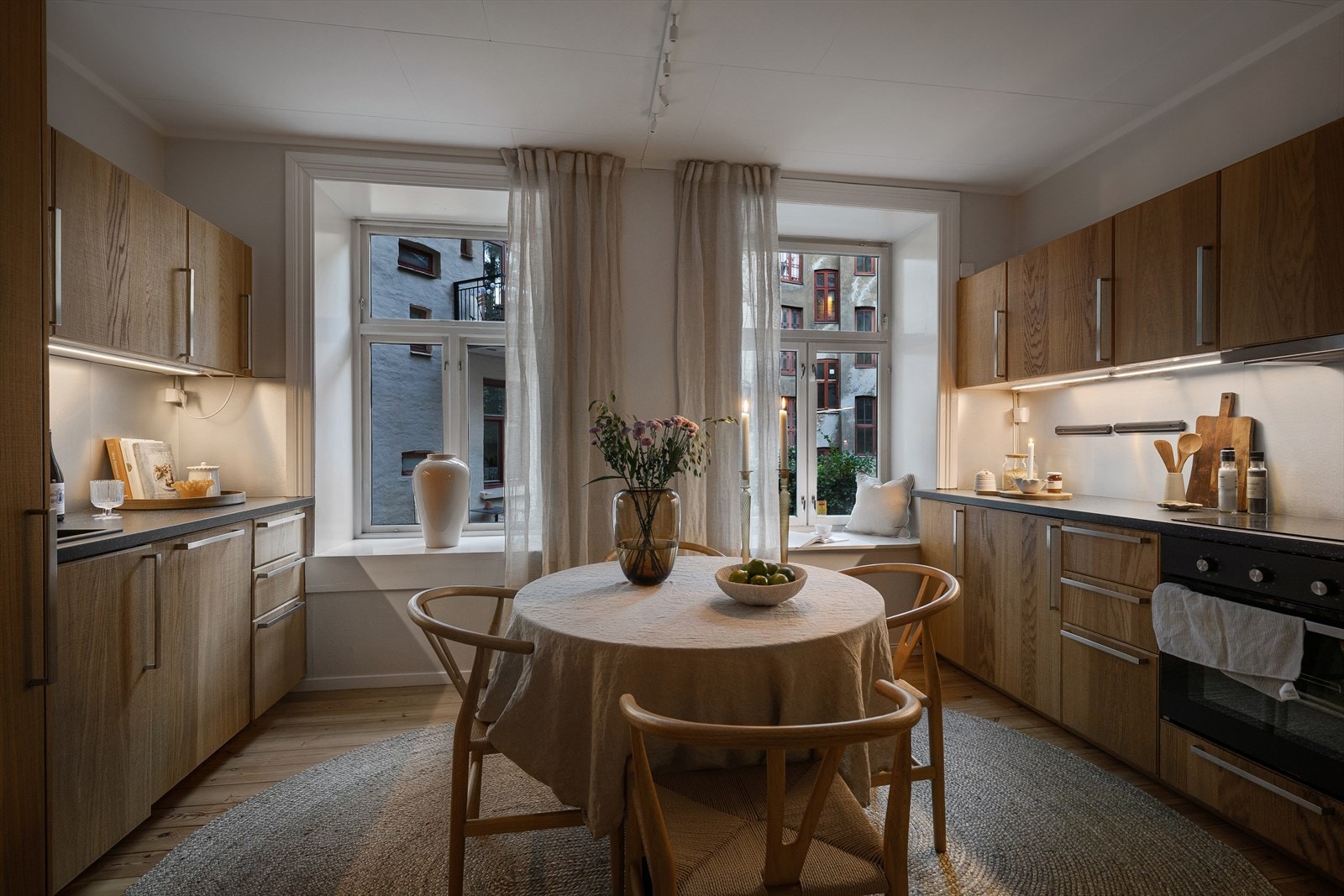 Kjøkkenet har god plass for et større spisebord - perfekt for å samle familie og venner på en bedre middag. Galleribilde