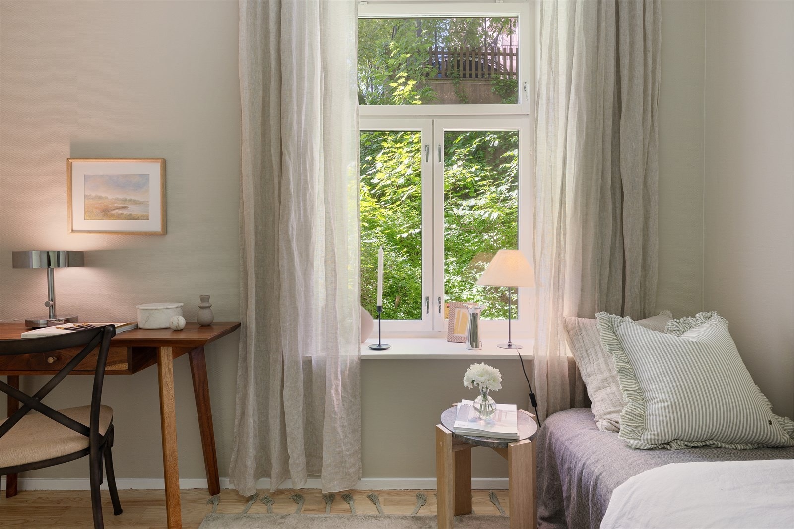 Her er det også godt med naturlig lysinnslipp og plass til garderobeskap og seng. Galleribilde