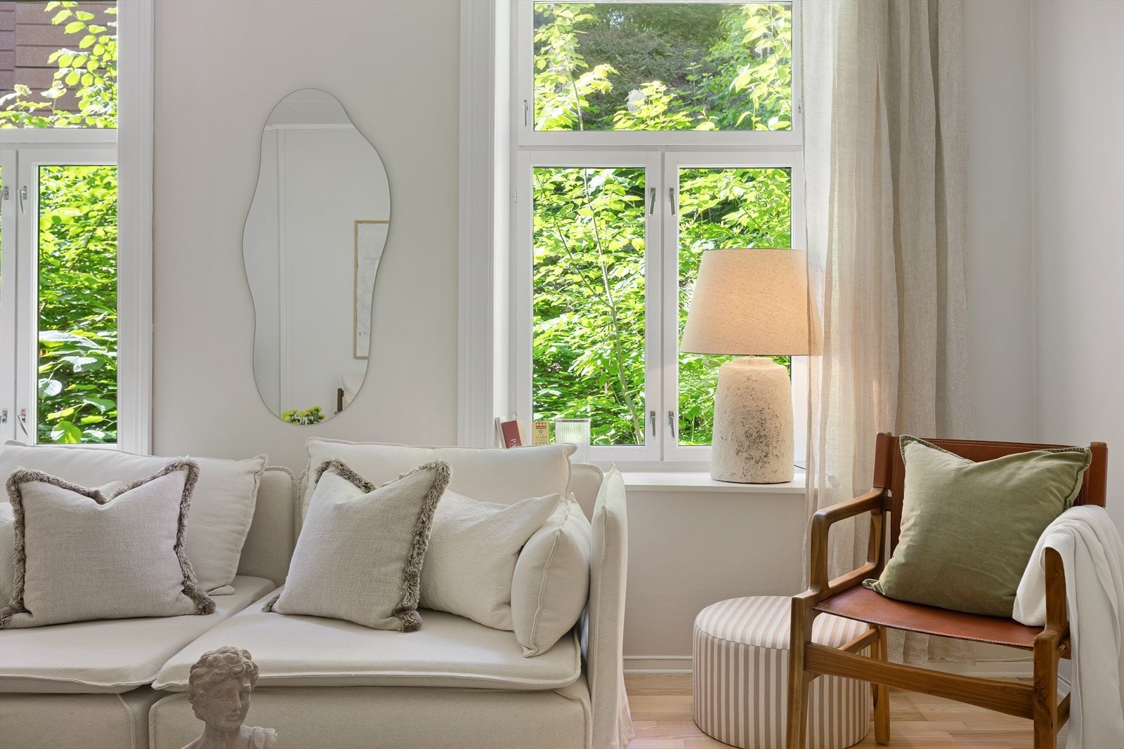 Her bor du attraktivt og tilbaketrukket til på St. Hanshaugen hvorav leiligheten vender ut mot bakgård/frodige arealer. Galleribilde