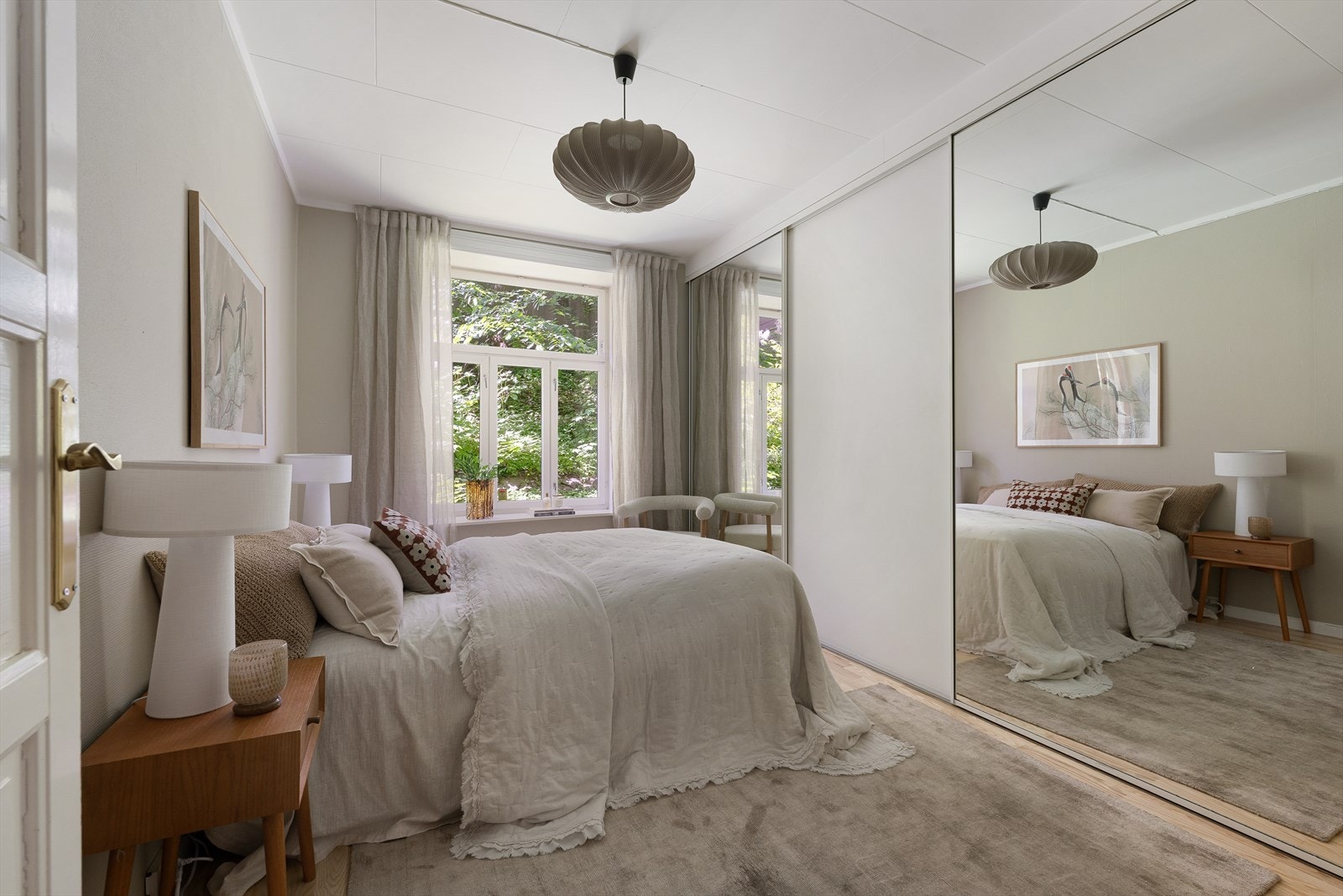 På hovedsoverommet er det god plass til dobbeltseng, samt rikelig med lagringsplass i stor skyvedørsgarderobe. Galleribilde