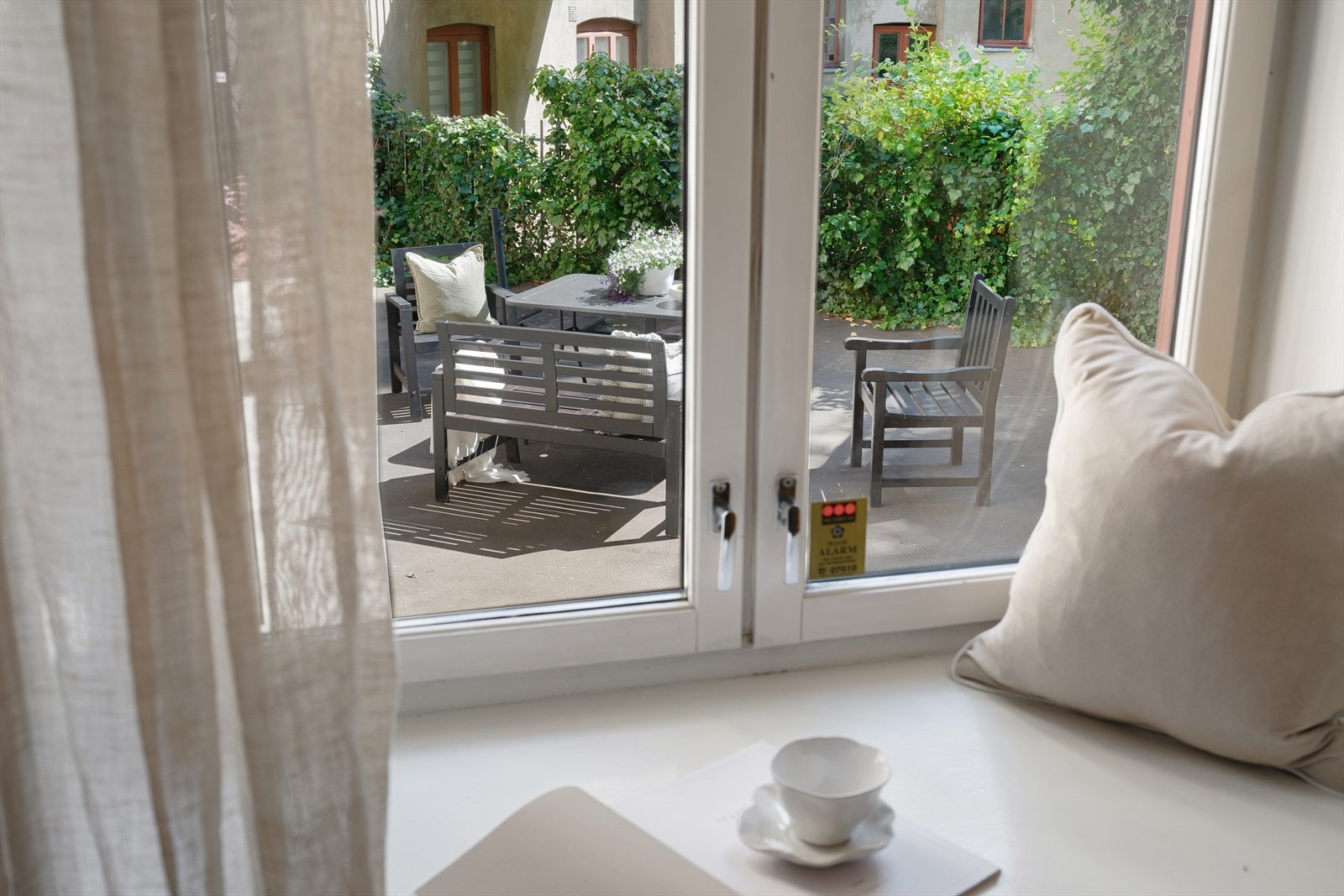 De store vindusflatene slipper inn rikelig med naturlig lys og her har du hyggelig utsyn mot bakgården og grøntarealer. Galleribilde