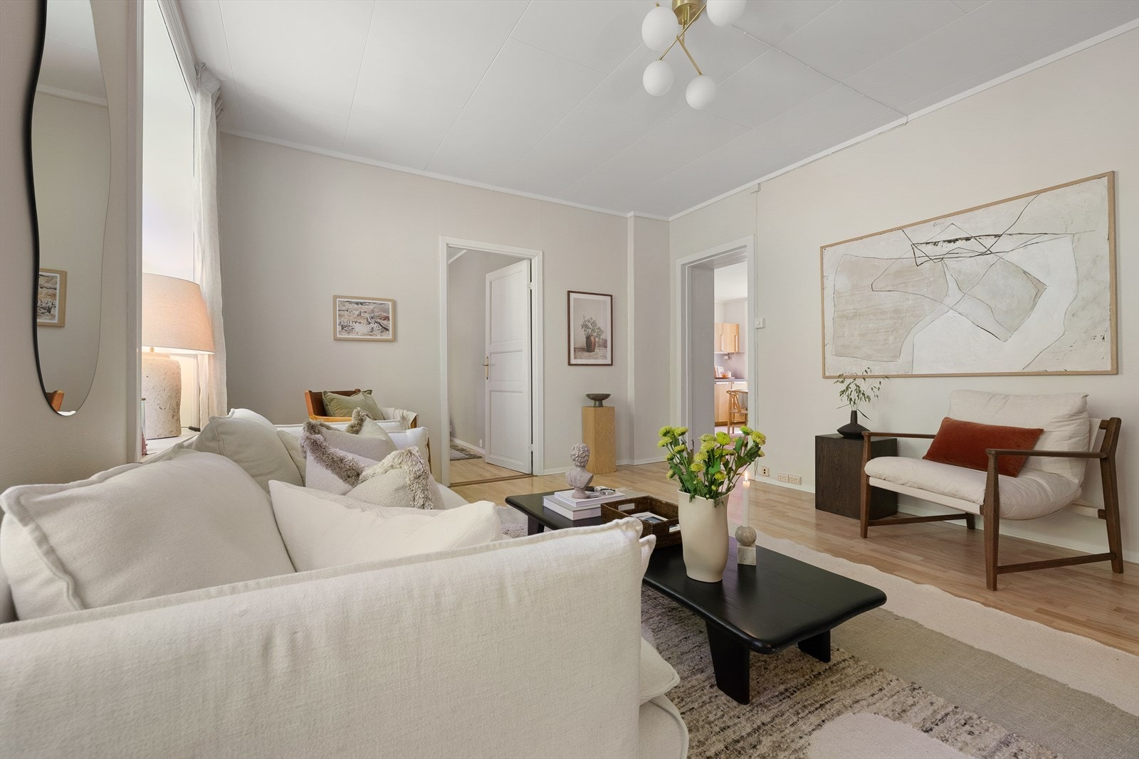 Leiligheten har en gjennomgående og romslig planløsning med store rom og flere soner. Galleribilde