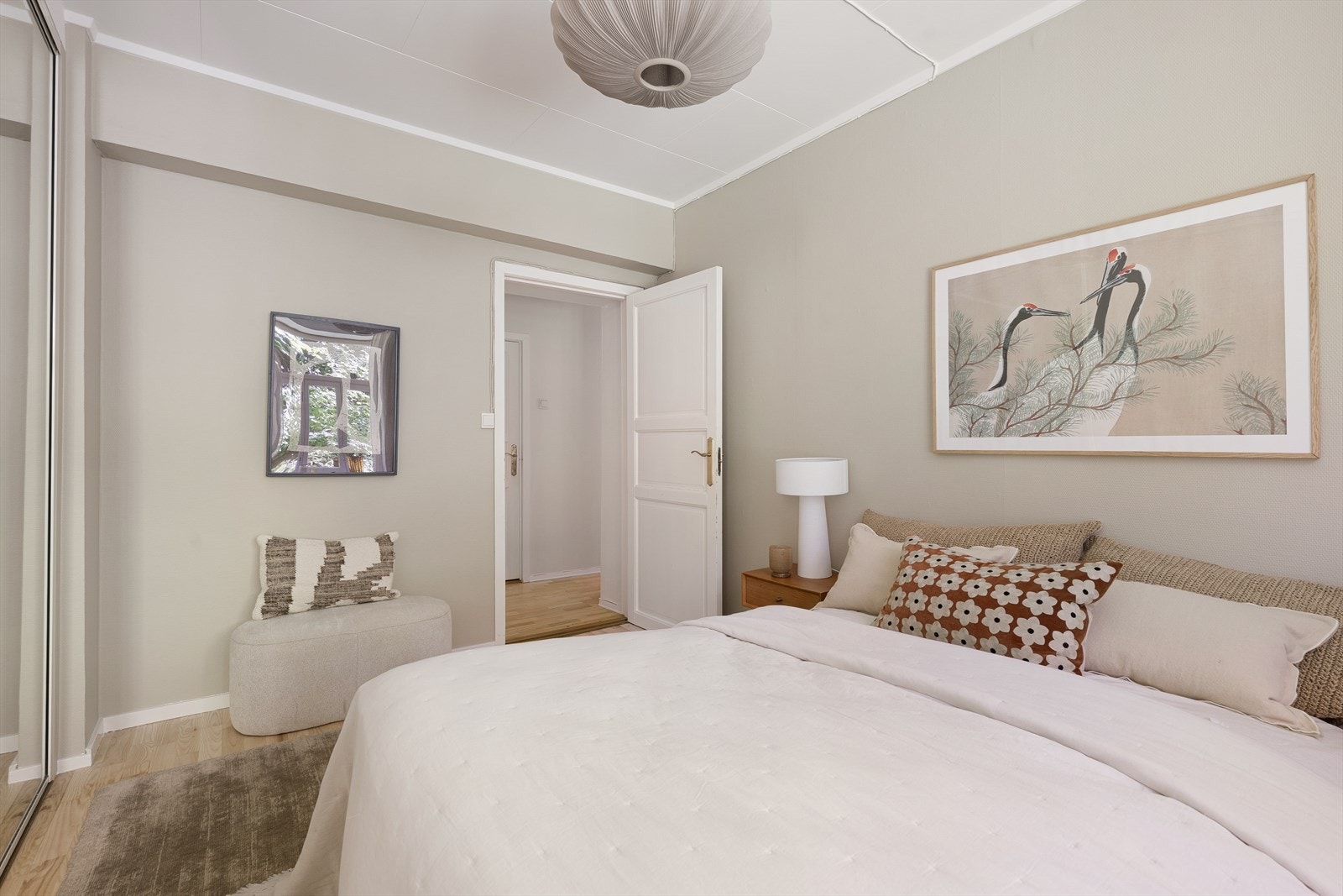 Tidsriktige farge- og materialvalg kombinert med god takhøyde gir et godt resultat. Galleribilde