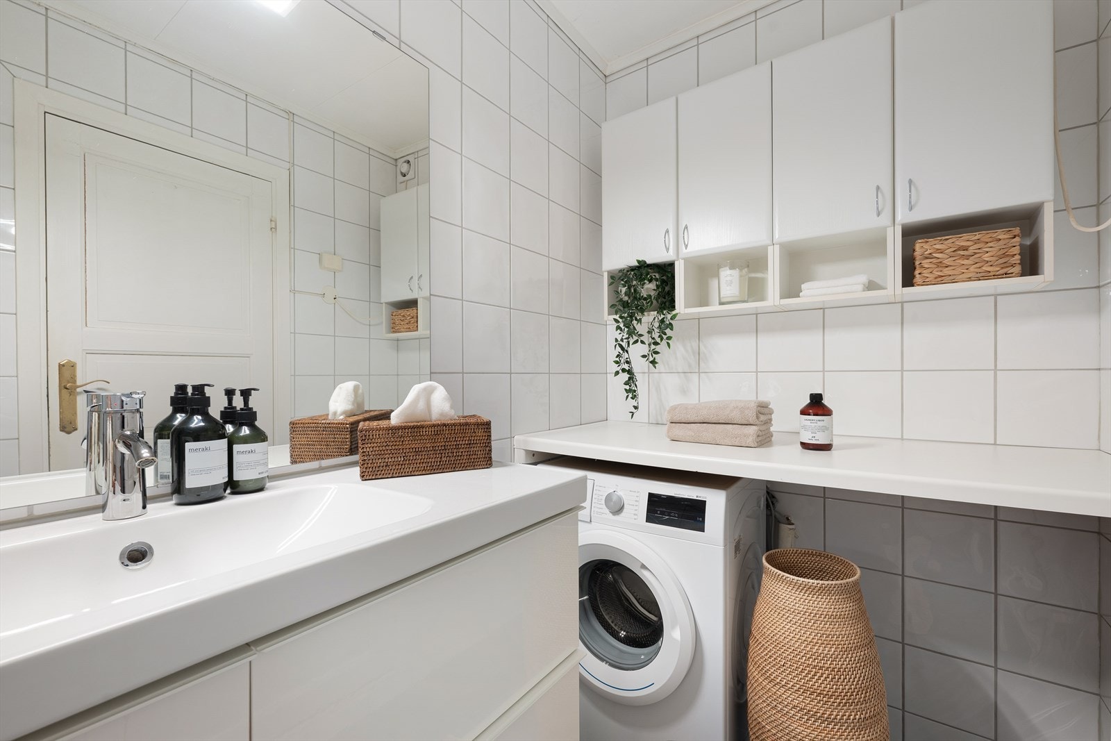Oppbevaringsplassen er godt ivaretatt i skapløsninger - Opplegg for vaskemaskin i praktisk nisje. Galleribilde