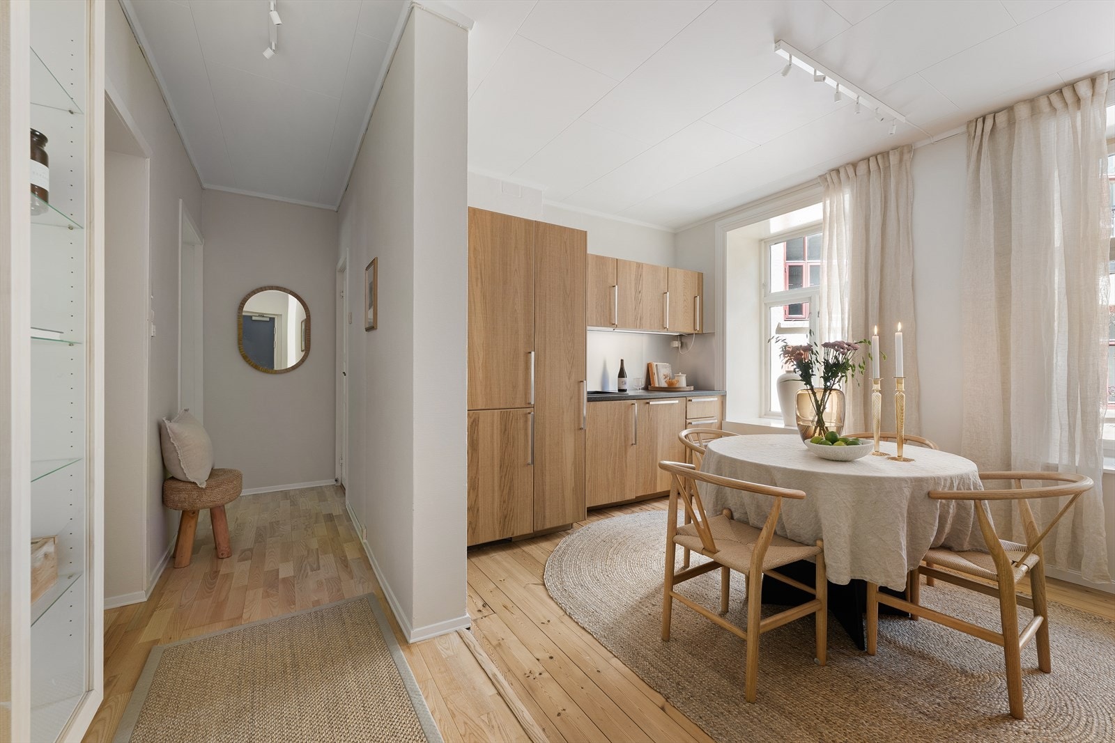 Romslig og innbydende kjøkken i delvis åpen løsning mot gang. Galleribilde