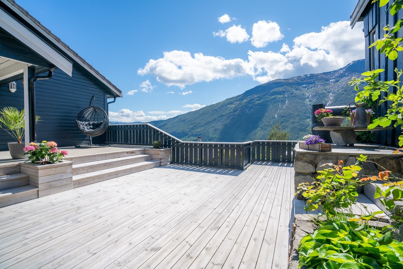 Frå stova er det utgang til stor og svært flott terrasse med nydeleg utsikt og gode solforhold. Galleribilde
