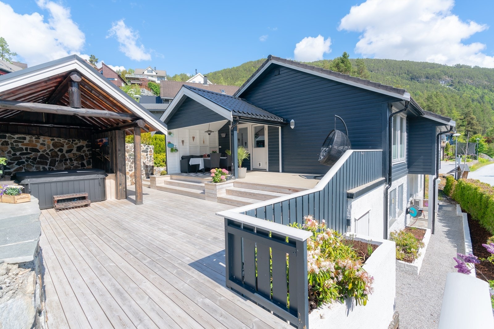 Ein tiltalande og flott eigedom med einebustad over to plan og svært pent opparbeida uteområde. Galleribilde