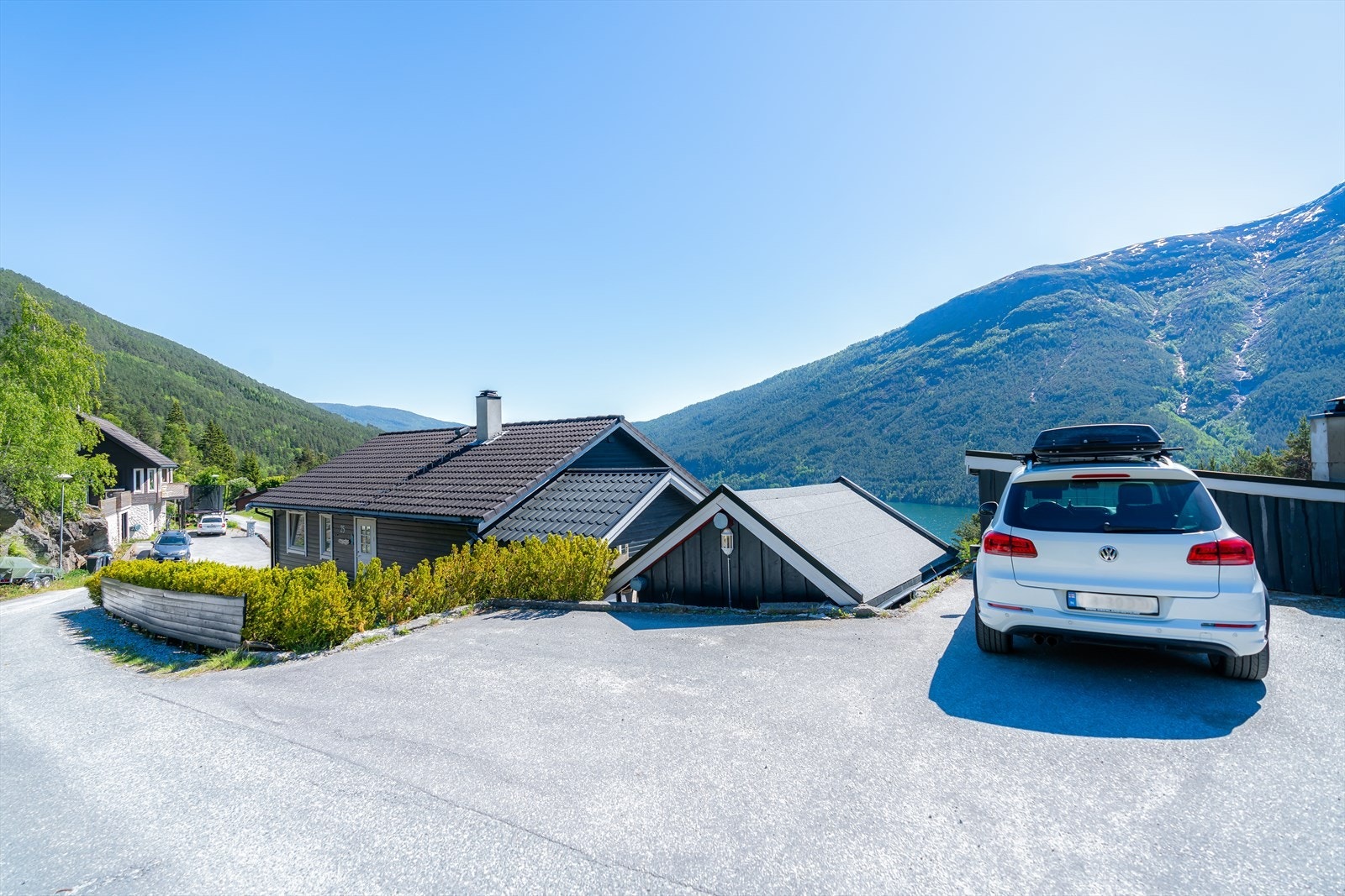 Gode parkeringstilhøve på asfaltert tun. Galleribilde