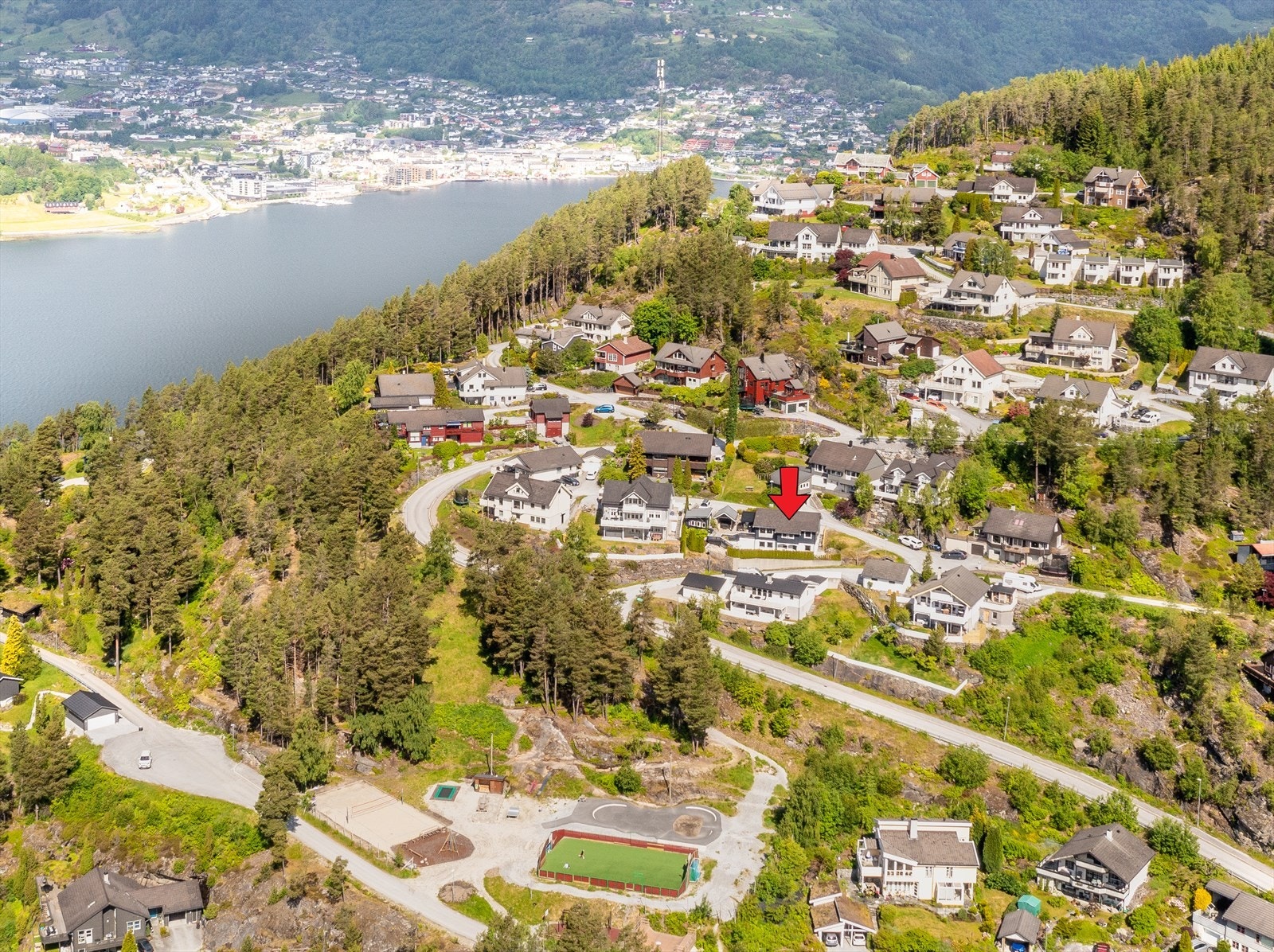 Eigedomen har fin beliggenheit i etablert buområde med kort avstand til aktivitetspark med til dømes ballbinge, pumptrack, sandvolleyballbane og trampoline. Galleribilde