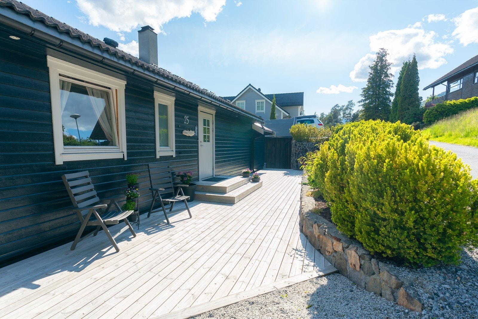 Pent og enkelt inngangsparti med plass til utemøblar. Galleribilde