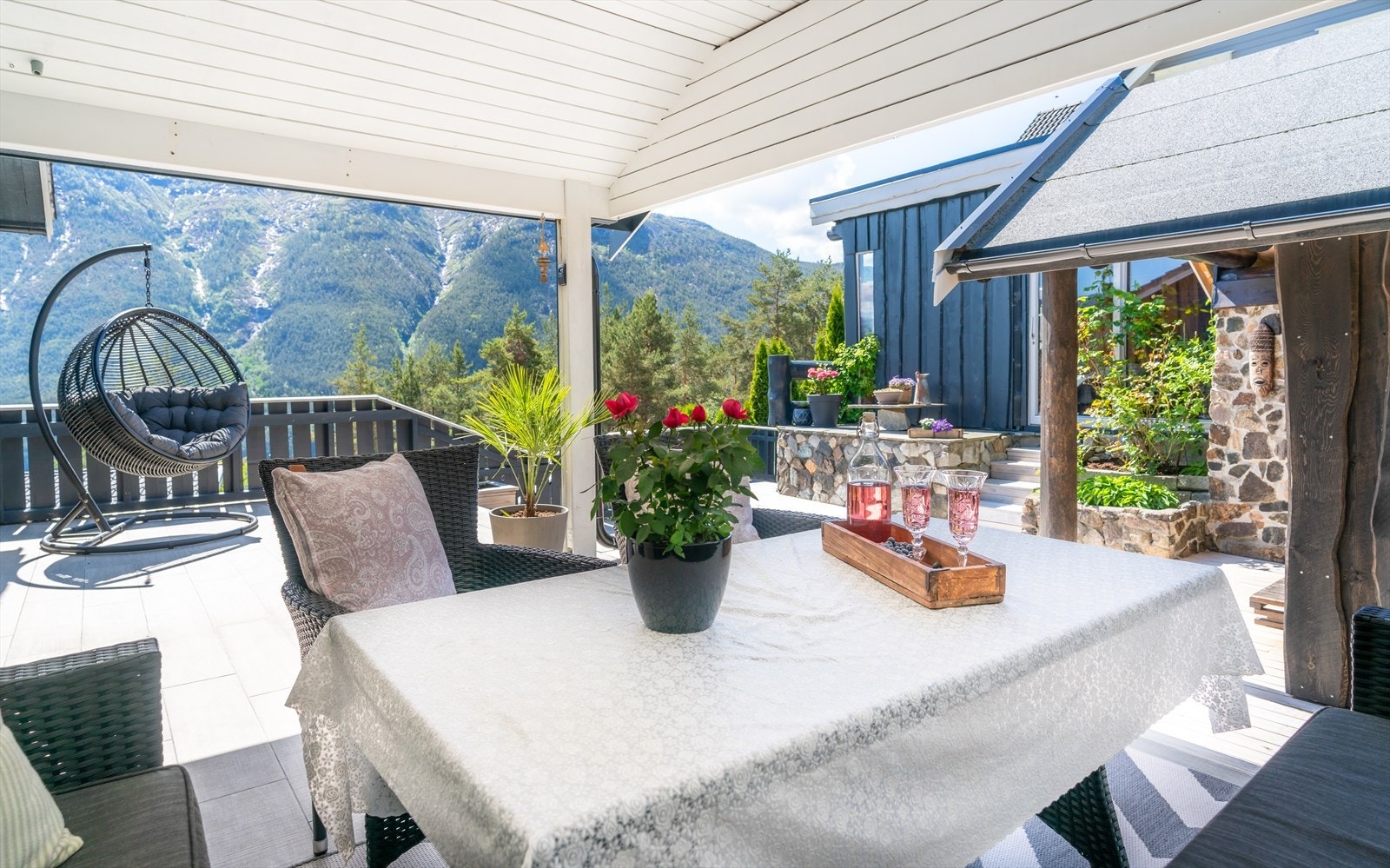 Eigedomen framstår innbydande og velstelt med eit idyllisk utemiljø. Galleribilde