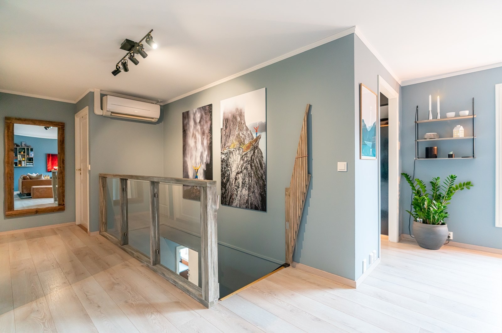 Det er installert både varmepumpe og vedomn som gir eit behageleg inneklima året rundt. Galleribilde