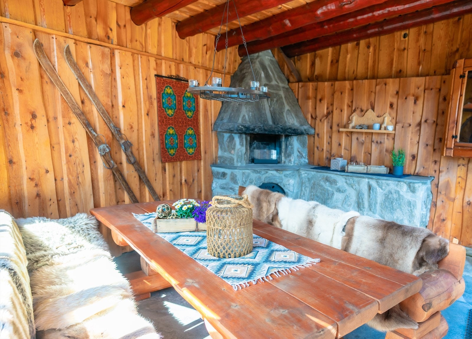 Utestova har ein flott plassmurt peis (merk at det ikkje er lov å fyre i peisen ihht. byggeløyve, men ein kan sette inn biopeis eller gasspeis) Galleribilde