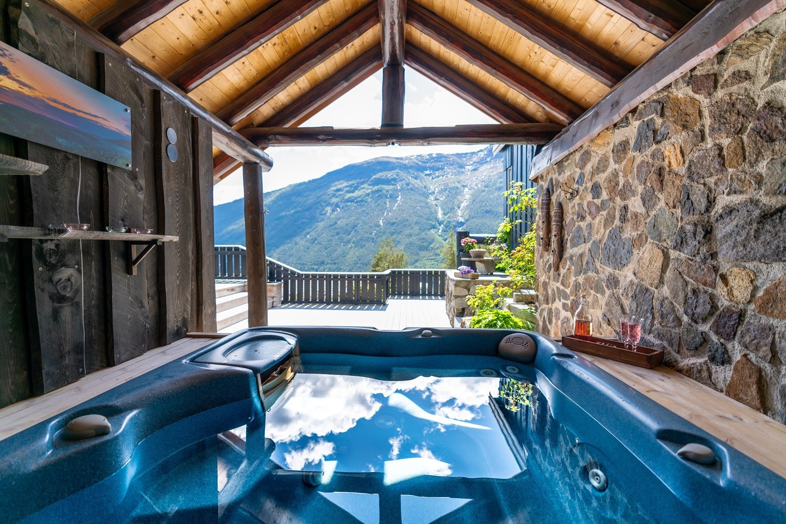 Flott overbygd jacuzzi som kan nyttast i all slags vær. Galleribilde