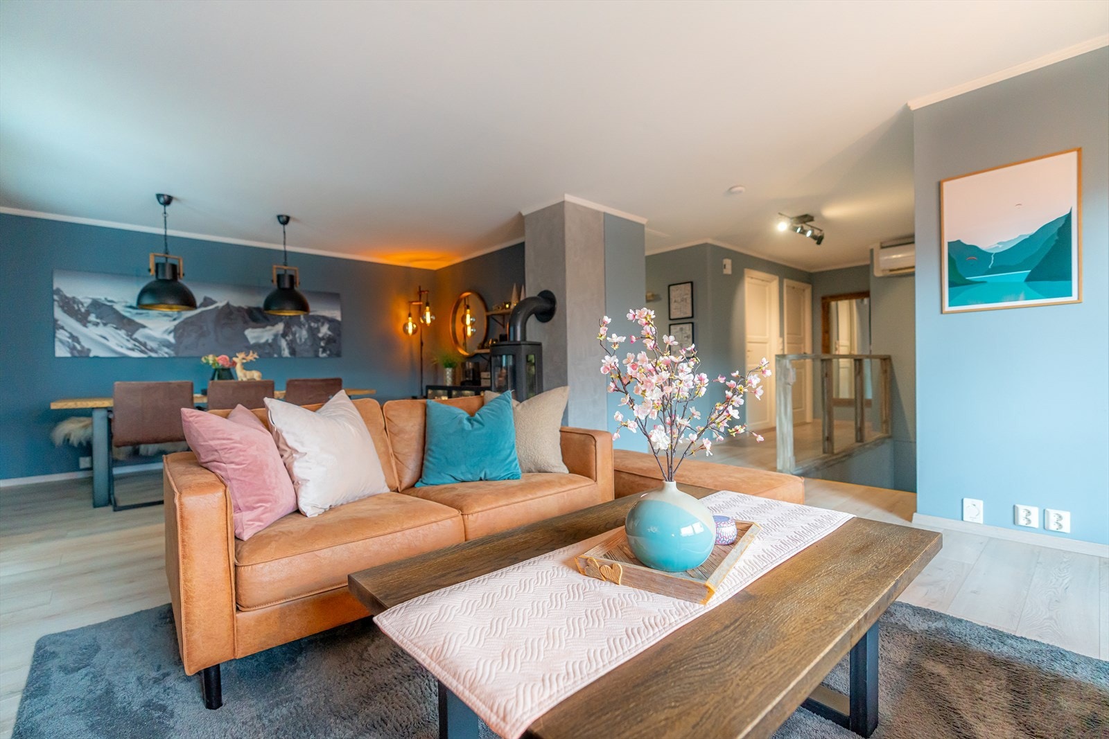 Bustadens 1. etasje inneheld gang/entré, stove, kjøkken, to soverom og bad. Galleribilde