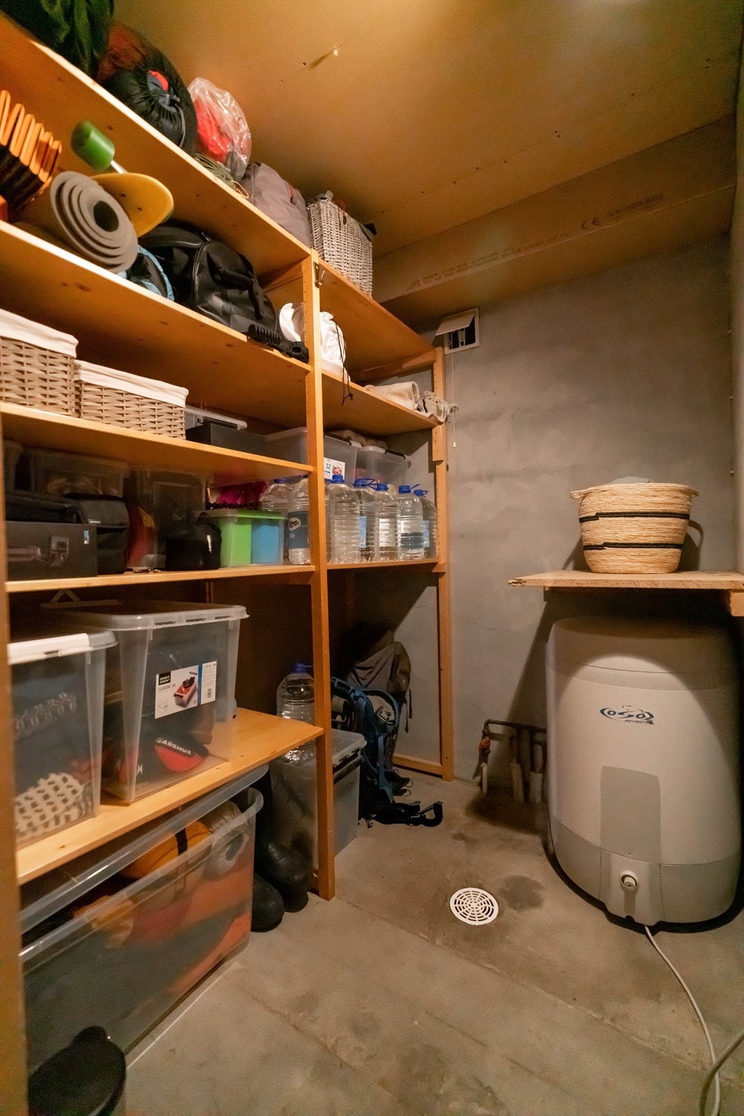 Bod med plassbygde hyller som gir verdifull oppbevaringsplass. Galleribilde