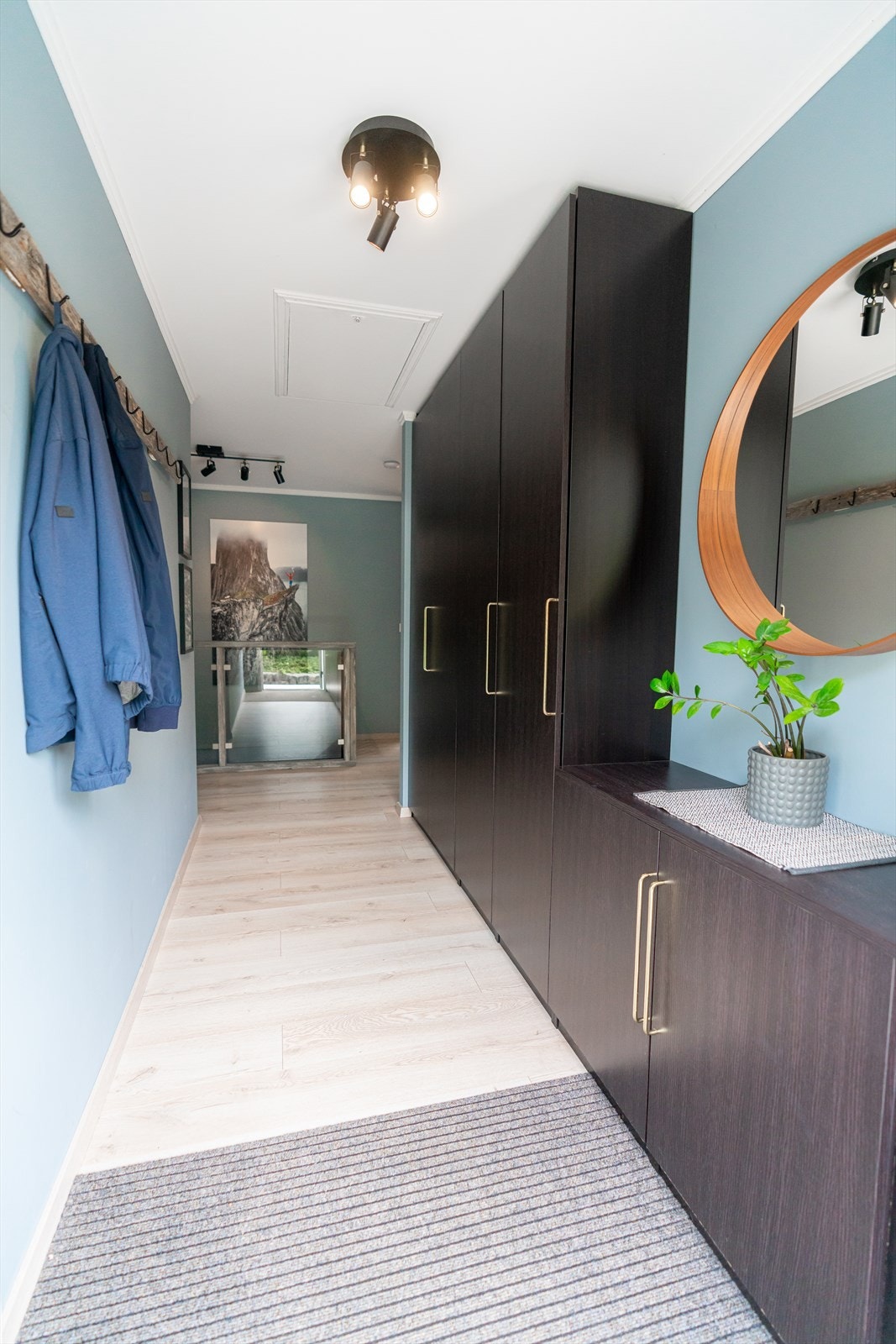 Velkomen inn! Entré med praktisk og god oppbevaringsløysing. Galleribilde