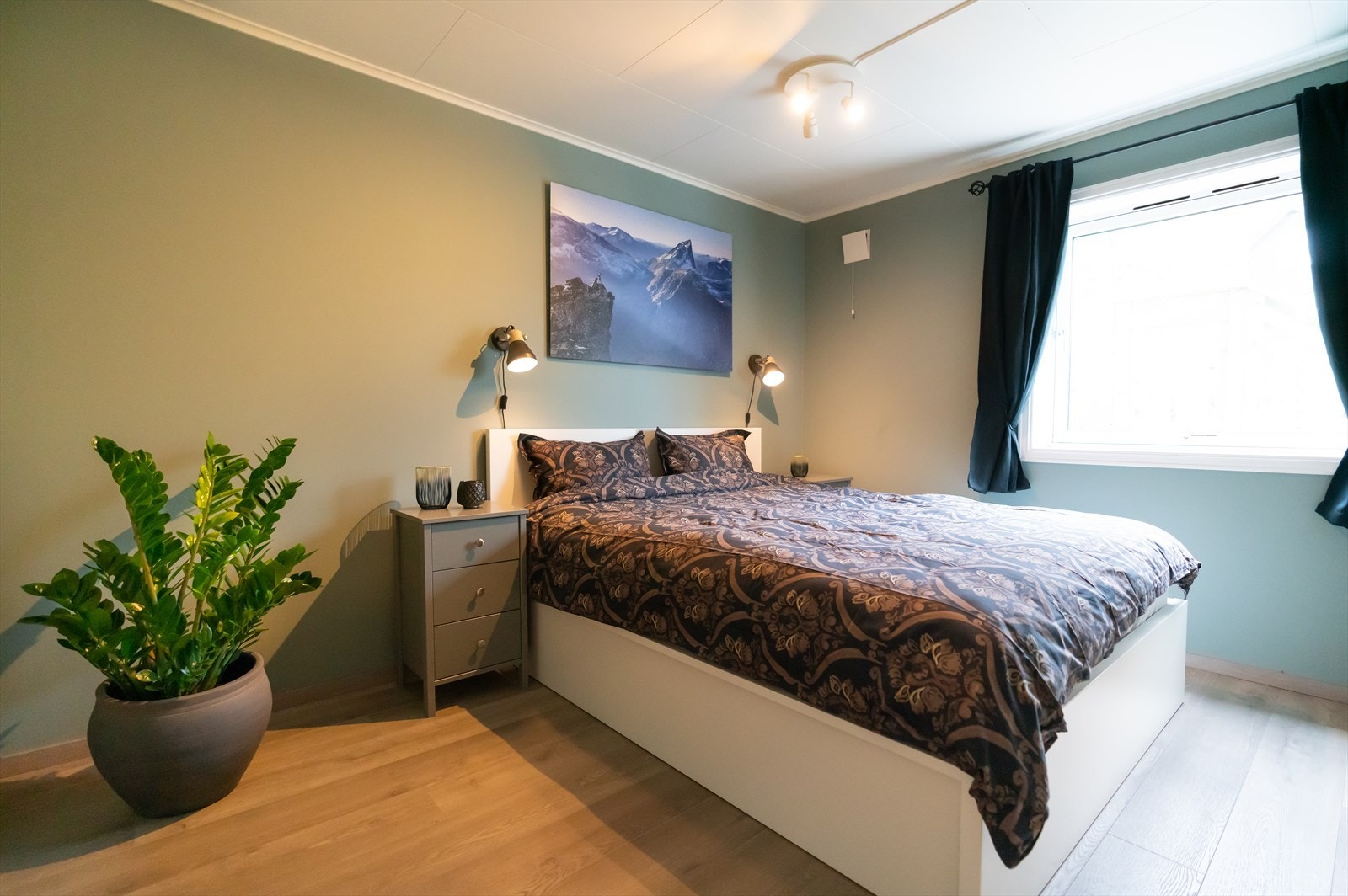 Hybelen har eit romsleg soverom. Galleribilde