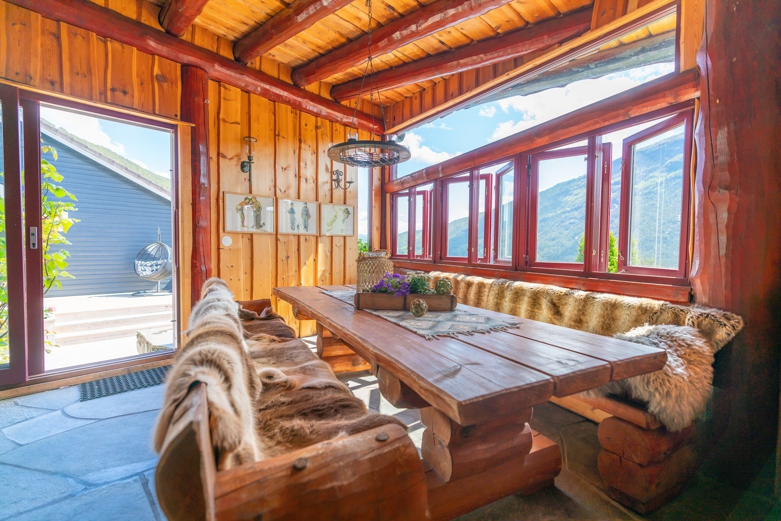 Flott utestove med skiferbelagt golv og inngang via glasskyvedør. Galleribilde