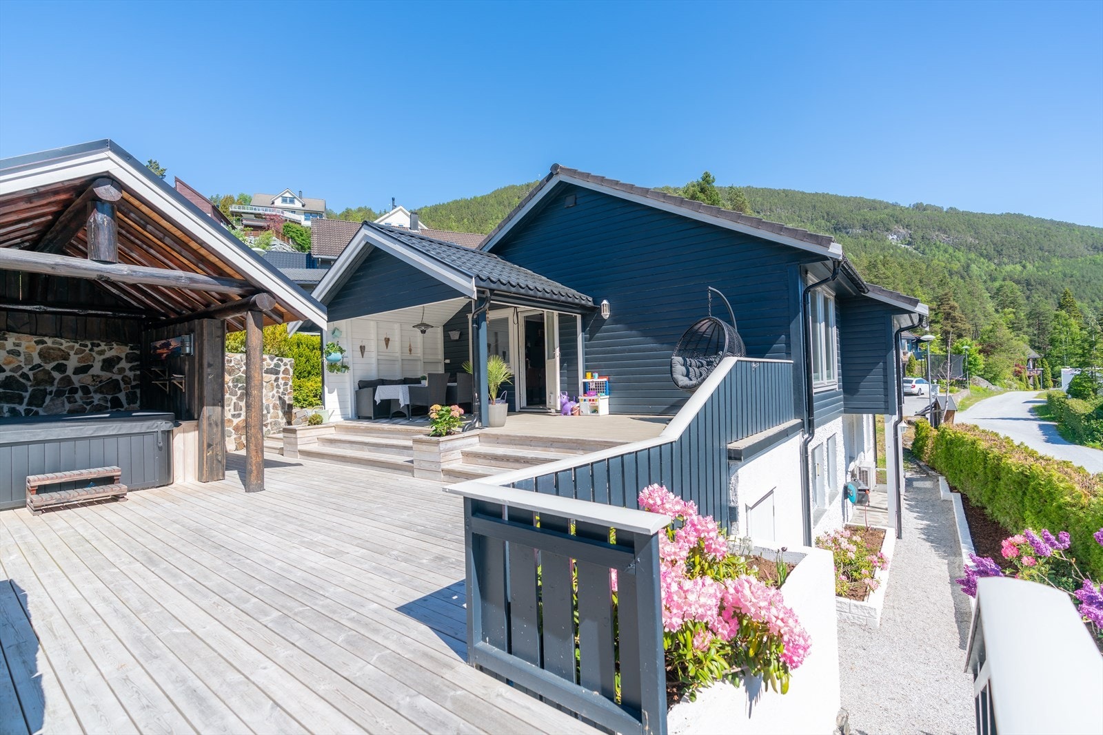 Eigedomen er svært pent opparbeida med fleire fine uteplassar og ein stor solrik terrasse. Galleribilde