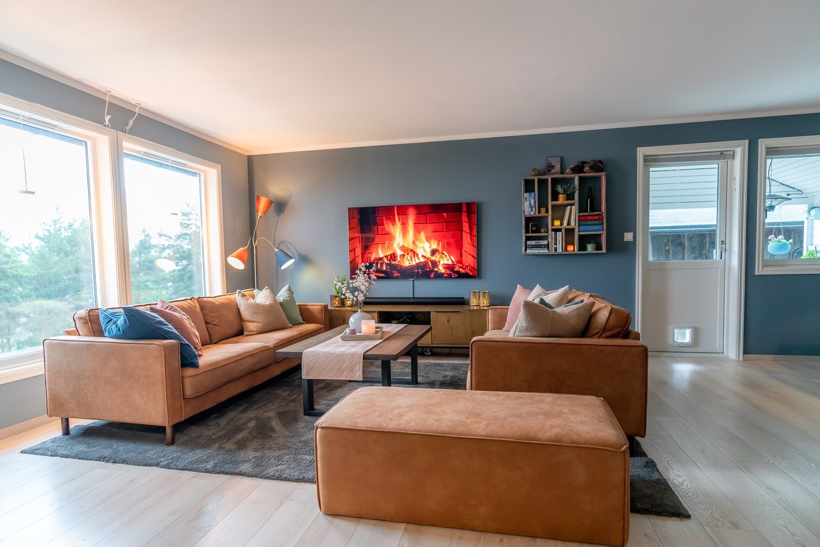 Gode vindaugsflater slepp inn rikeleg med dagslys og gir eit fint utsyn. Galleribilde