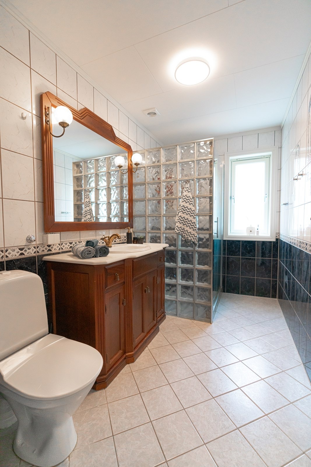 Heilflisa bad med varmekablar i golv. Galleribilde