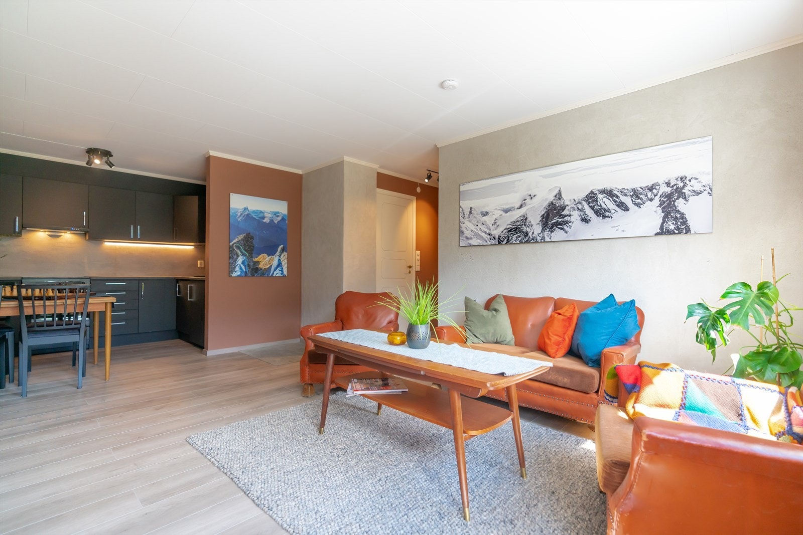 Eit flott opphaldsrom med stove og kjøkken i open løysing. Galleribilde