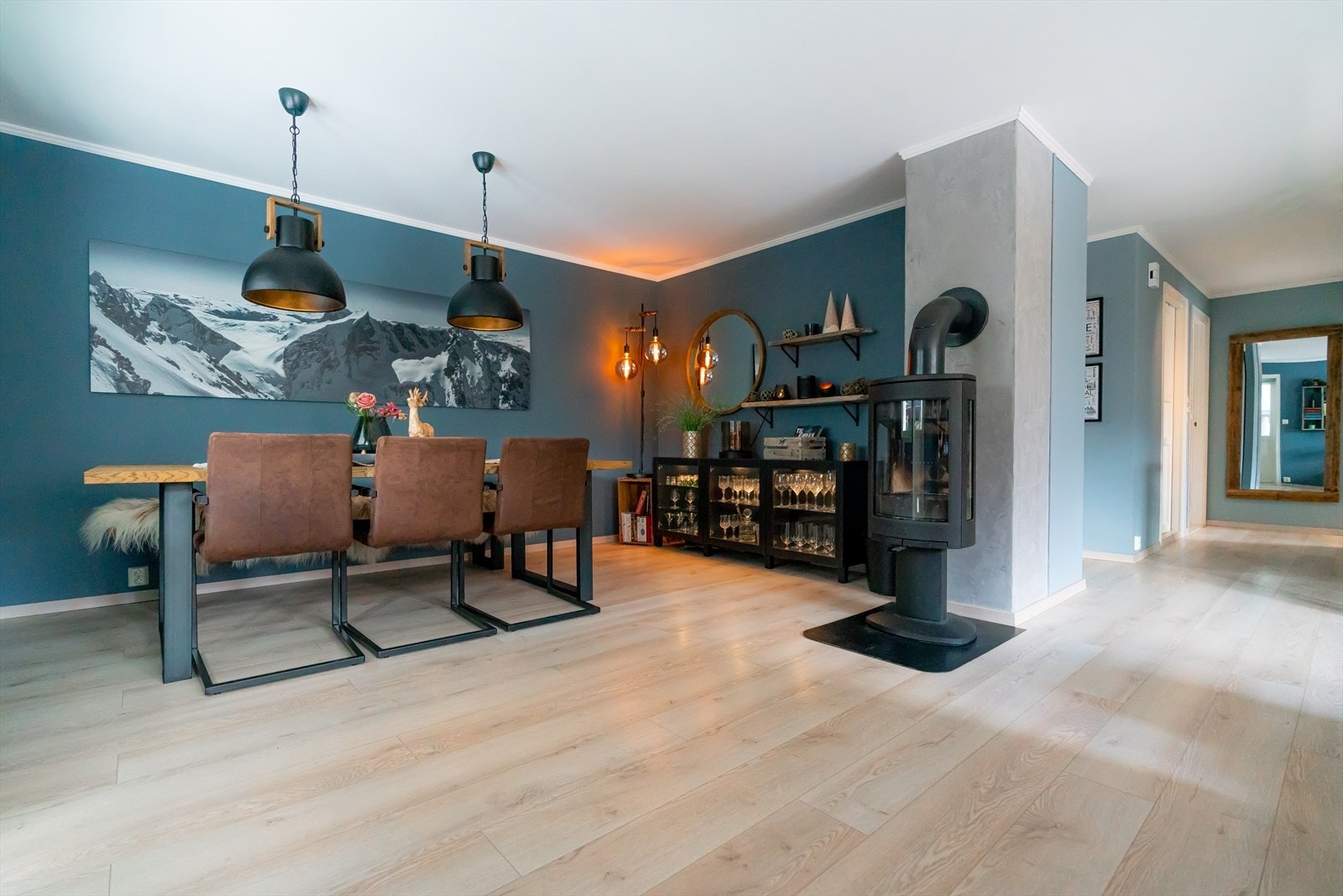 God plass til stort spisebord. Galleribilde