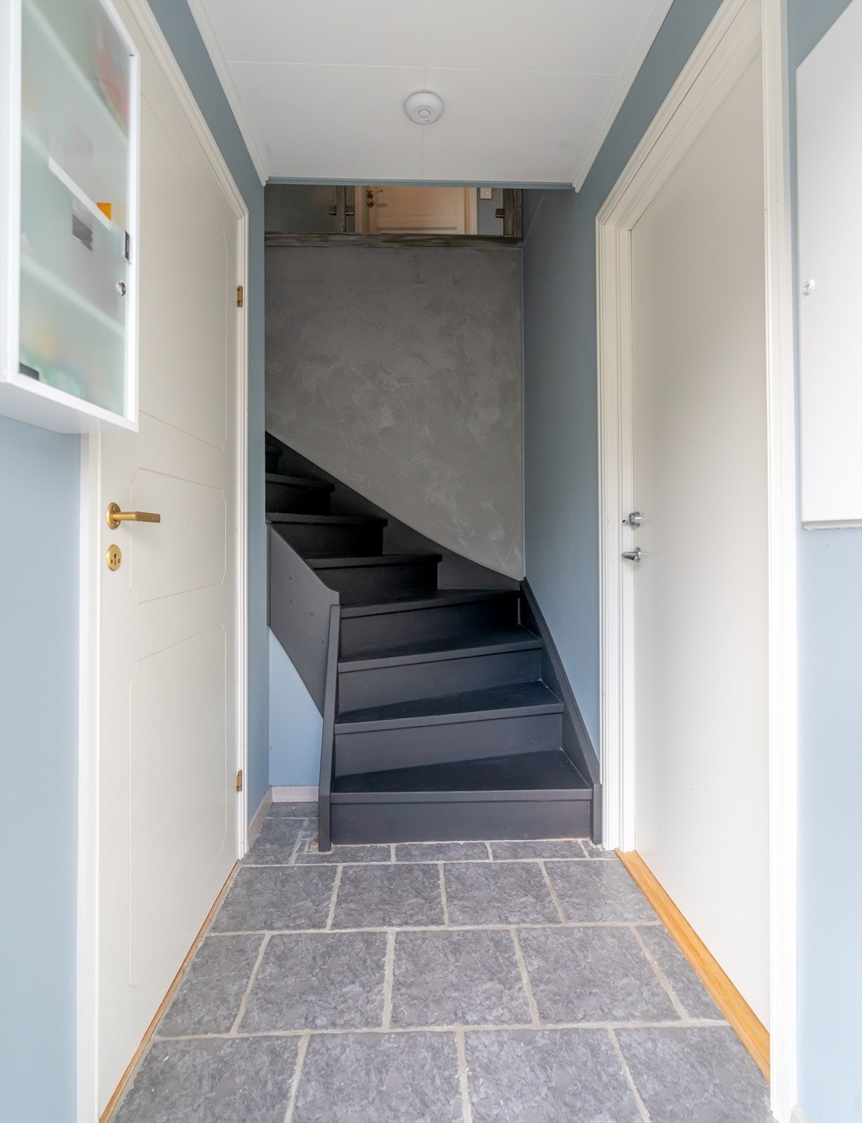 Underetasjen inneheld Entré, gang/entré, stove/kjøkken, soverom, kontor, bad, vaskerom og bod. Galleribilde