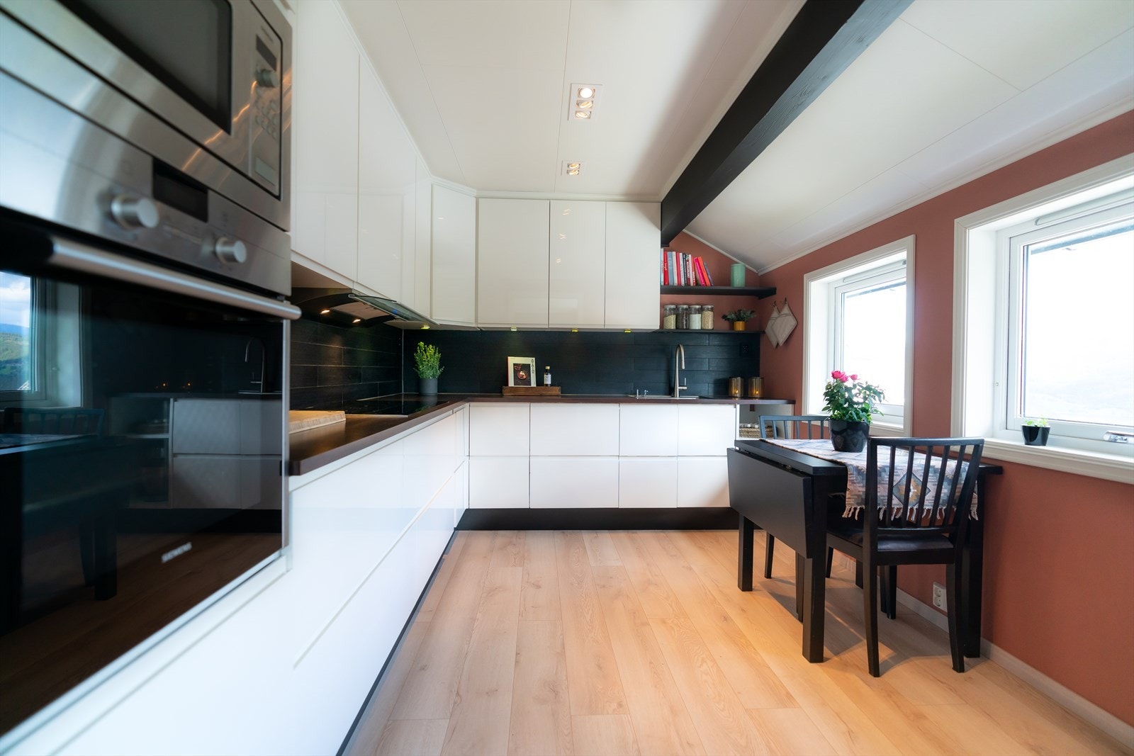 Kjøkkenet er lyst og moderne med svært god skap-, skuffe- og benkeplass. Galleribilde