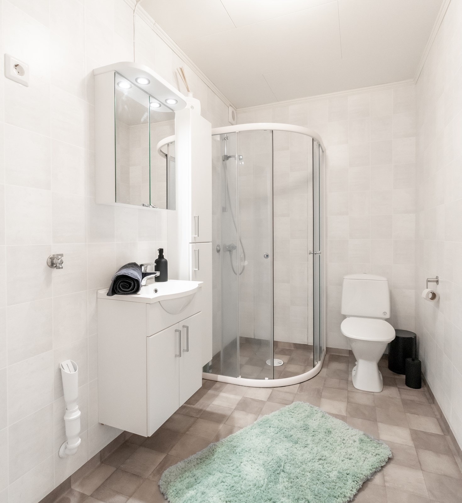 Badet er ustyrt med baderomsinnreiing med nedfelt servant, dusjhjørne og golvmontert toalett, samt opplegg til vaskemaskin. Galleribilde