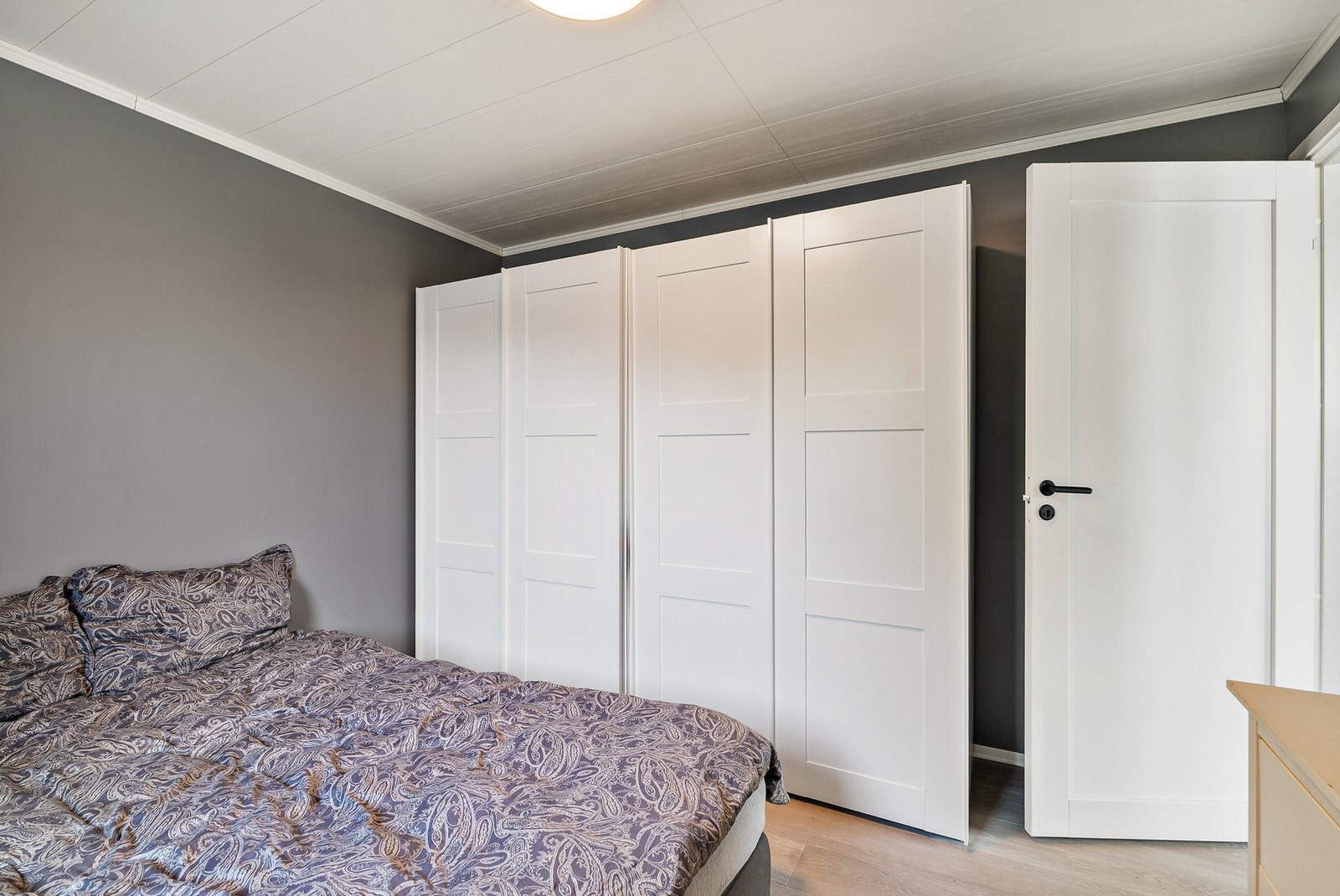 Romslig skyvedørsgarderobe på soverommet. Galleribilde