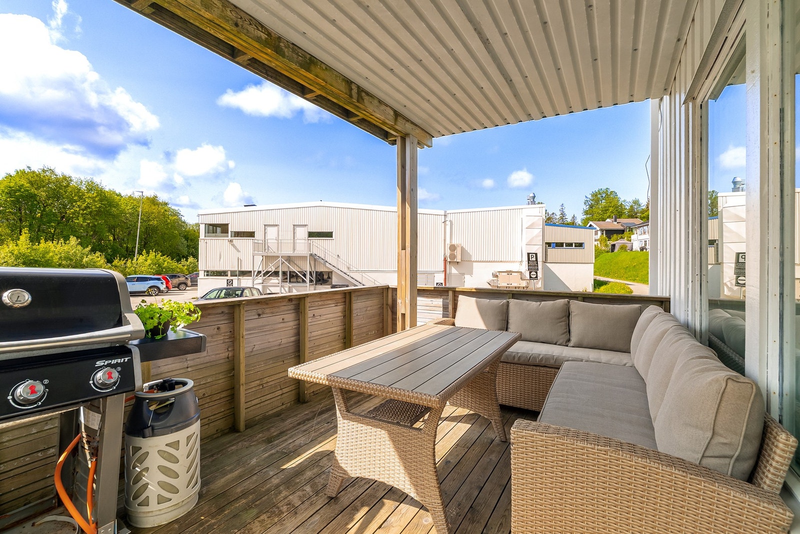Takoverbygg gjør at man også kan benytte balkongen på regnfulle dager. Galleribilde