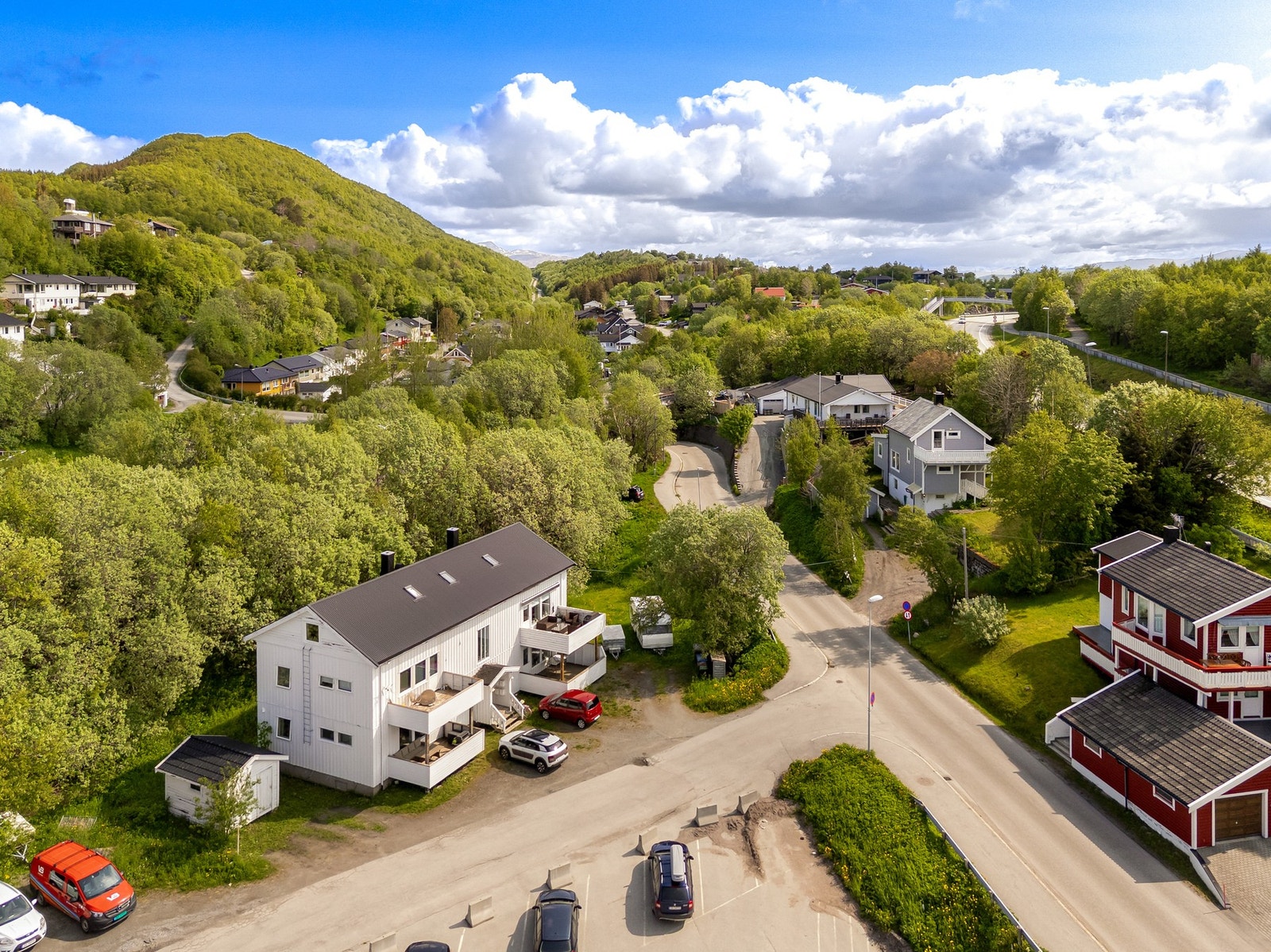 Leiligheten ligger populære Stille dal, med kort vei til turterreng, treningsanlegg, bussholdeplass mm. Galleribilde