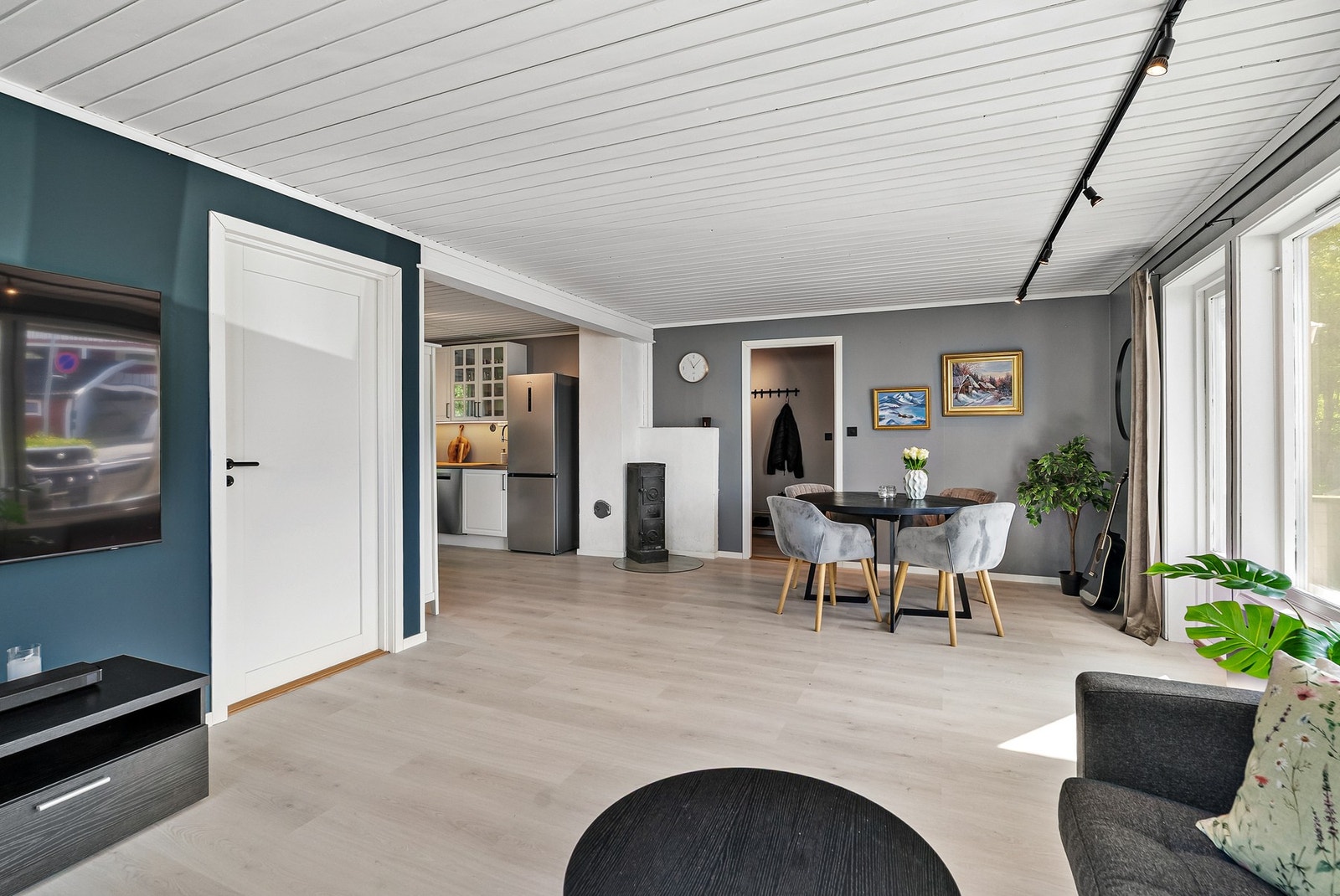 Det er skiftet gulv i hele leiligheten til pergo laminat. Galleribilde