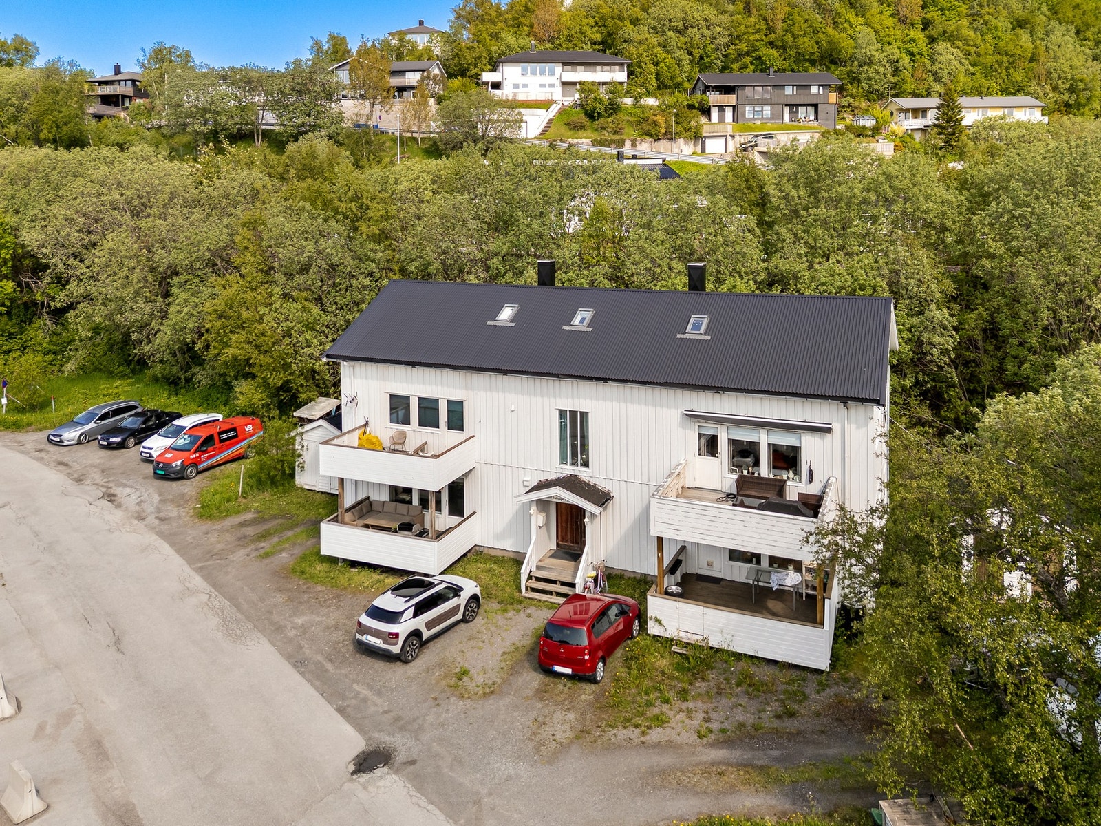 God plass til parkering utenfor boligen. Galleribilde