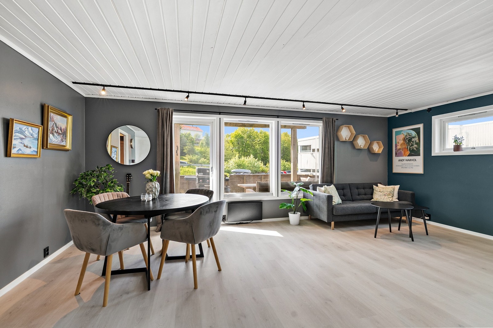 Velkommen til Trollhaugen 2. Stor og mye oppusset selveierleilighet. Galleribilde