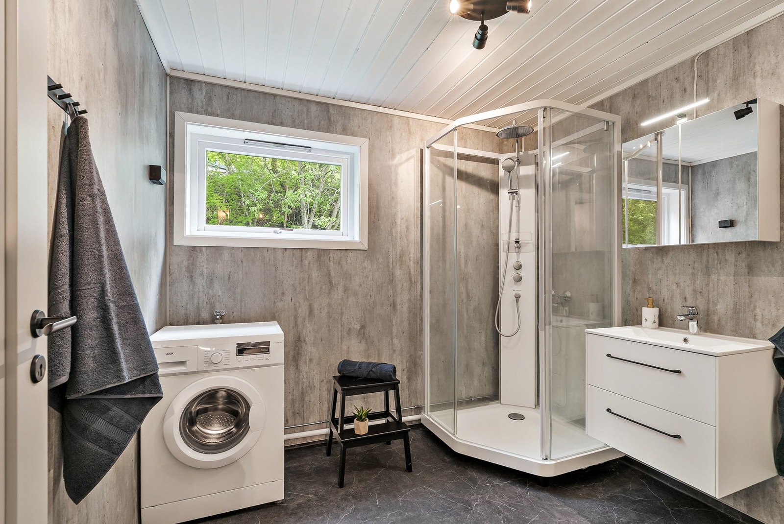 Badet er modernisert i 2025 og har våtromsplater på vegger og vinyl på gulv m/gulvvarme. Galleribilde