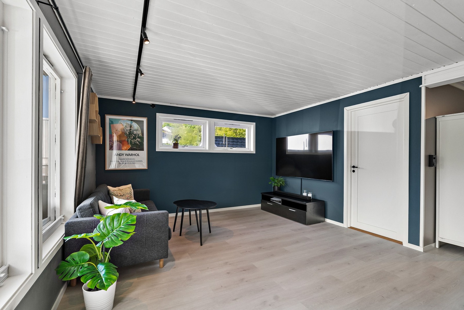 Romslig stue med god plass til sofagruppe og spisestuedel. Galleribilde